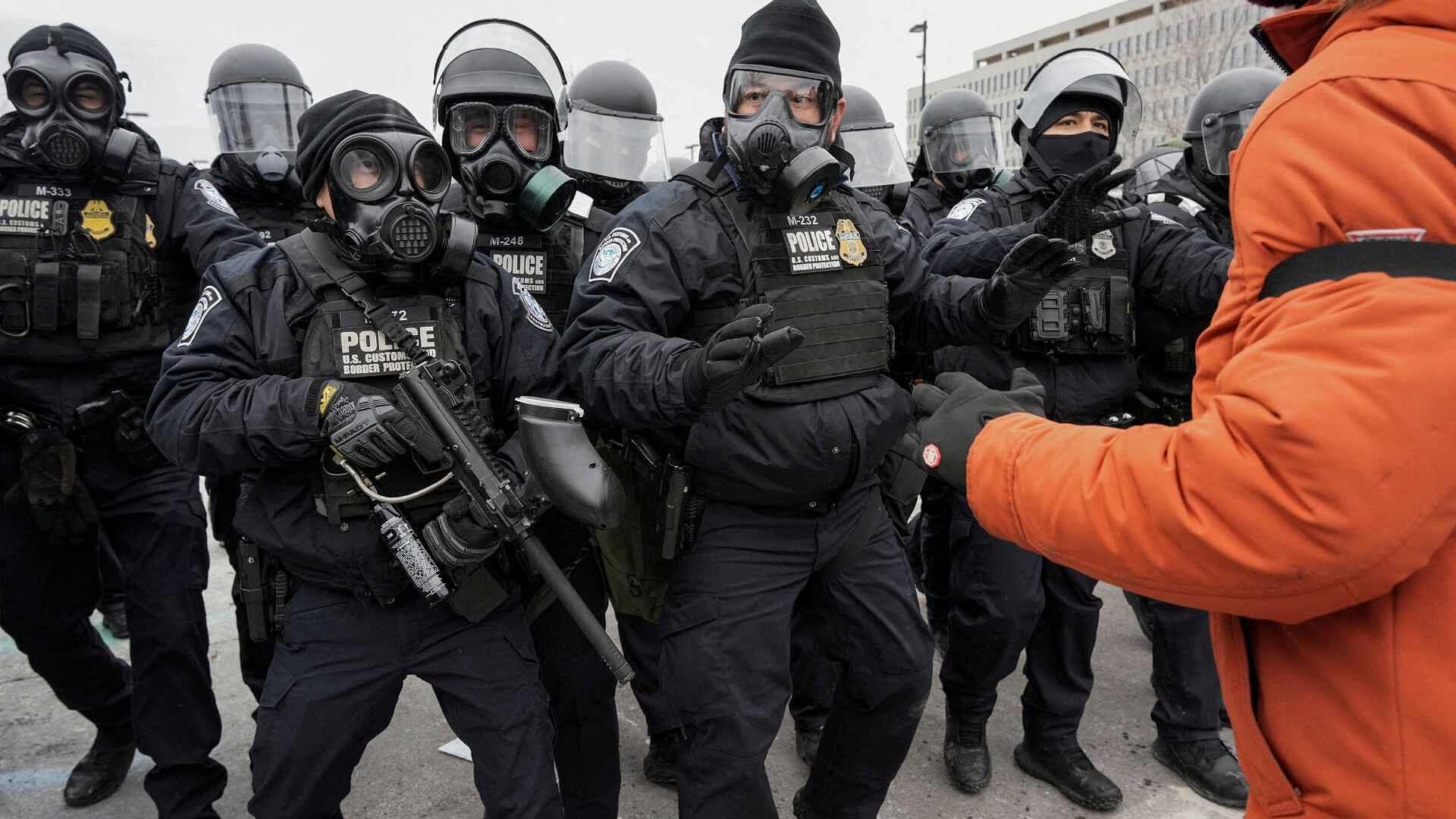 Sigue Enfrentamiento entre Ciudadanos y ICE en Minneapolis; Trump Amenaza con Invocar la Ley de Insurrección