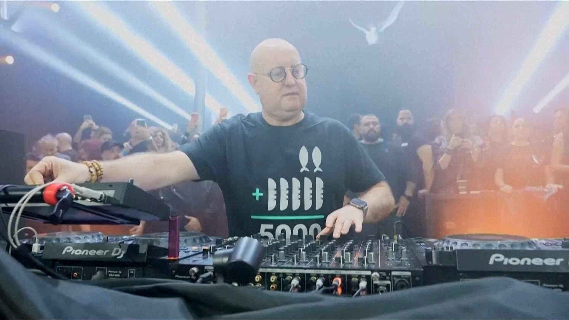 Beats, Fe y Polémica: El Sacerdote DJ que Desafía la Censura Lleva su Show a Beirut