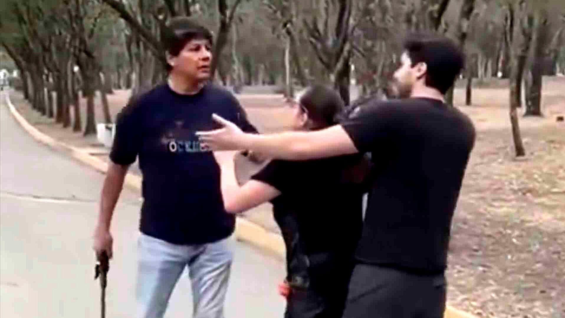 Hombre Amenaza a Joven con un Palo Tras Pelea de Perros el Parque Las Águilas, en ÁO