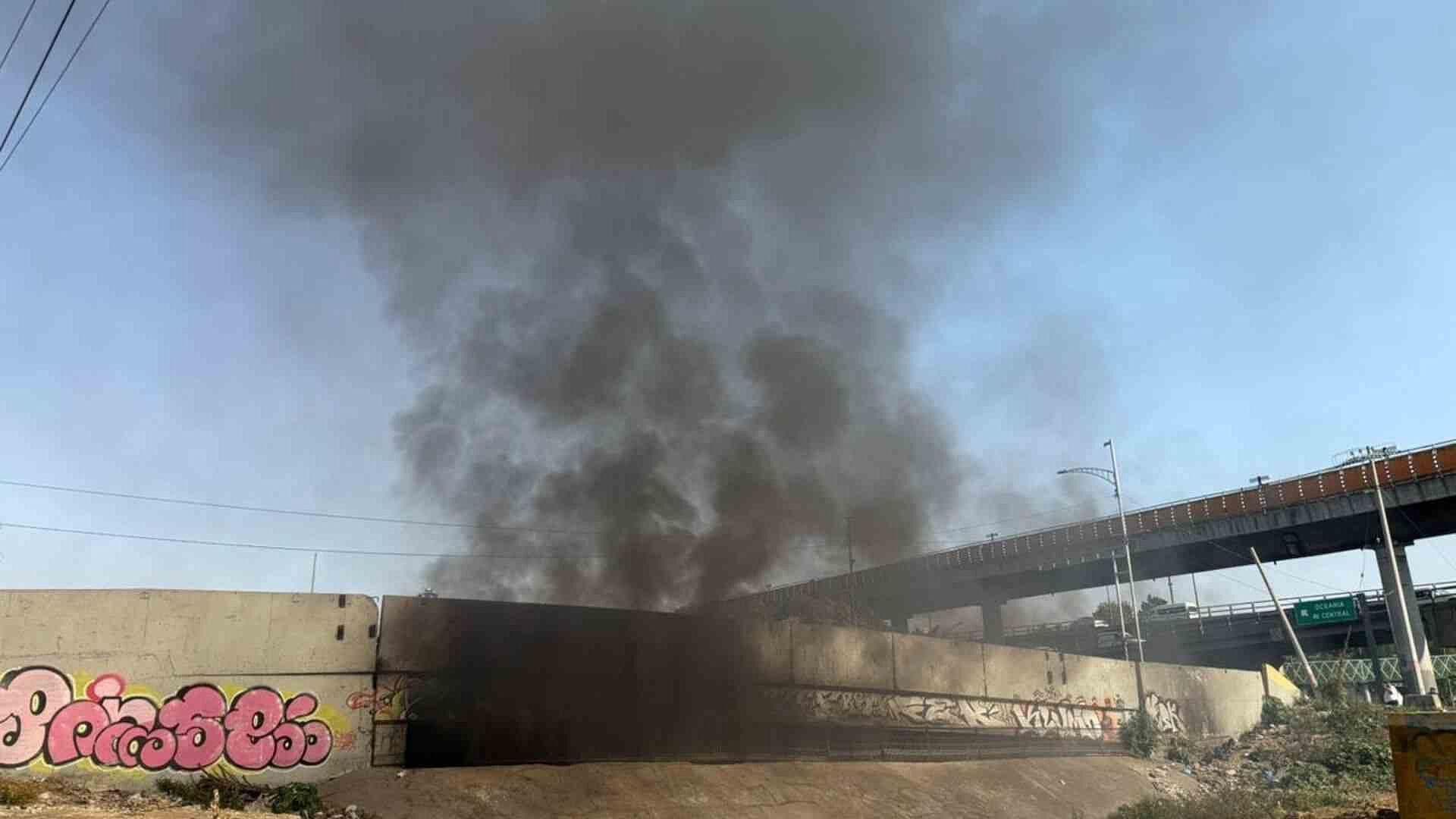Reportan Incendio en Predio en Eje 1 Norte y Heberto Castillo, CDMX