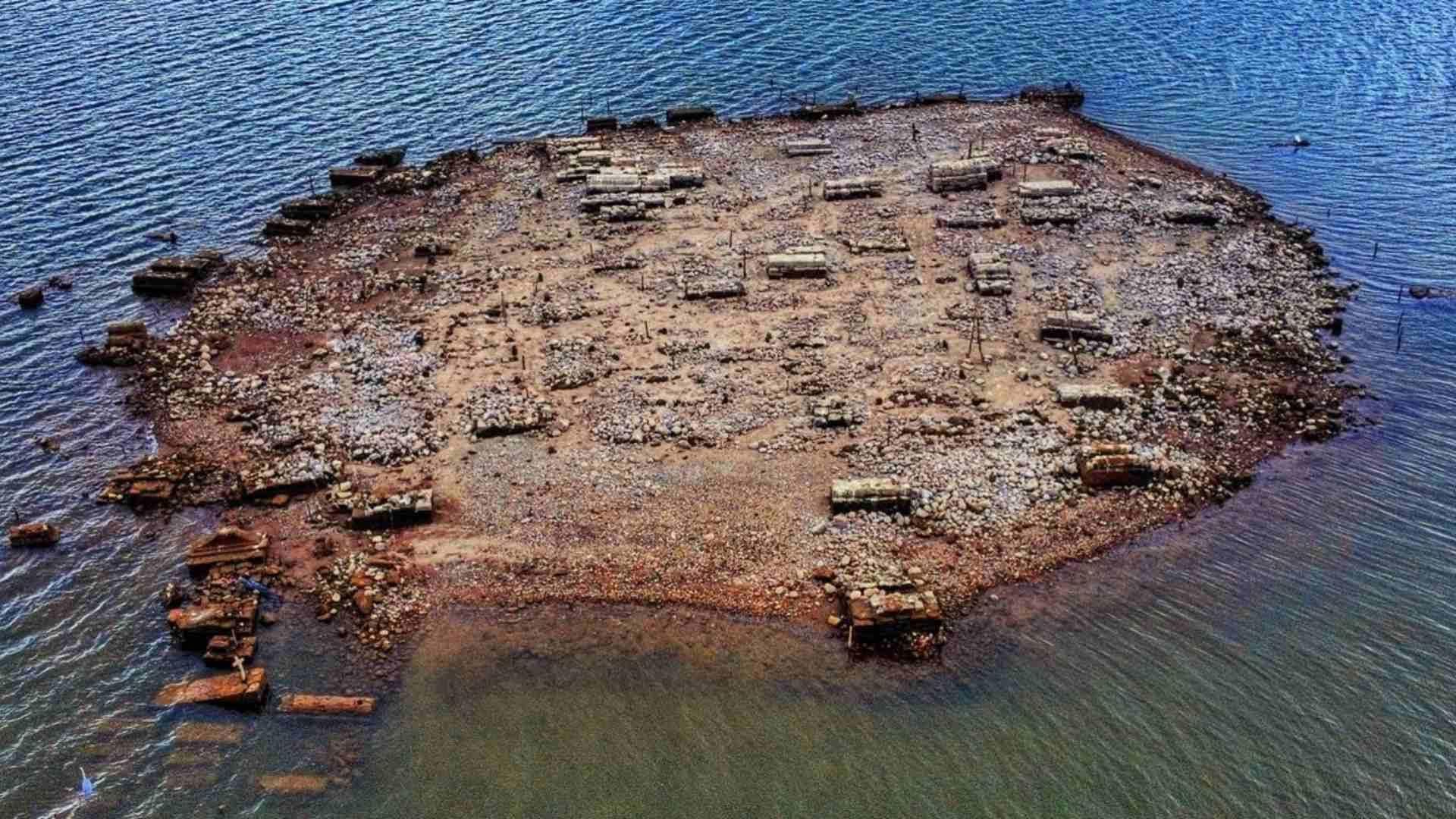 Vuelve a Emerger Antiguo Panteón en la Presa Miguel Hidalgo en El Fuerte, Sinaloa