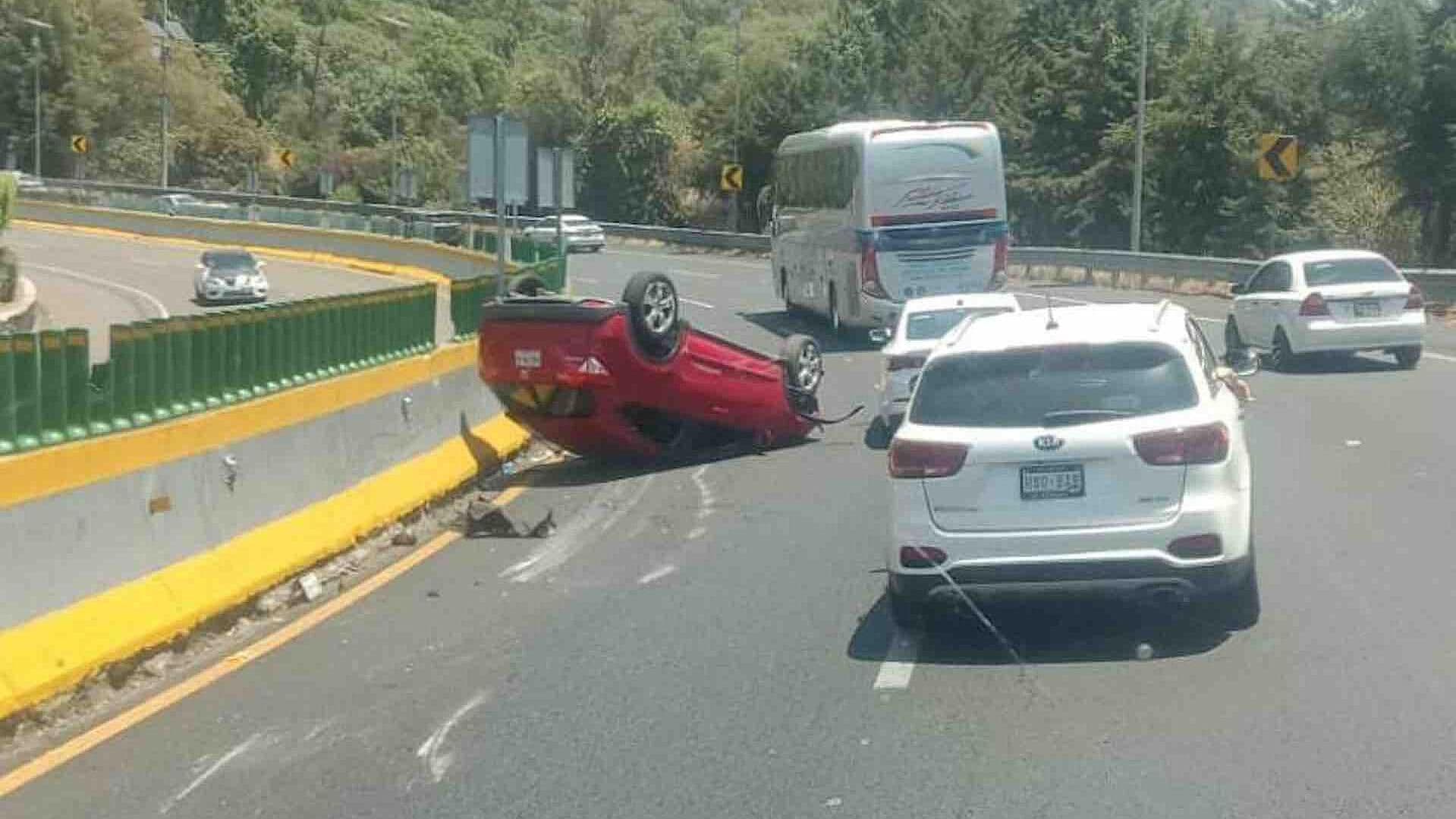 Volcadura en "La Pera" Paraliza Tráfico en Autopista México-Cuernavaca