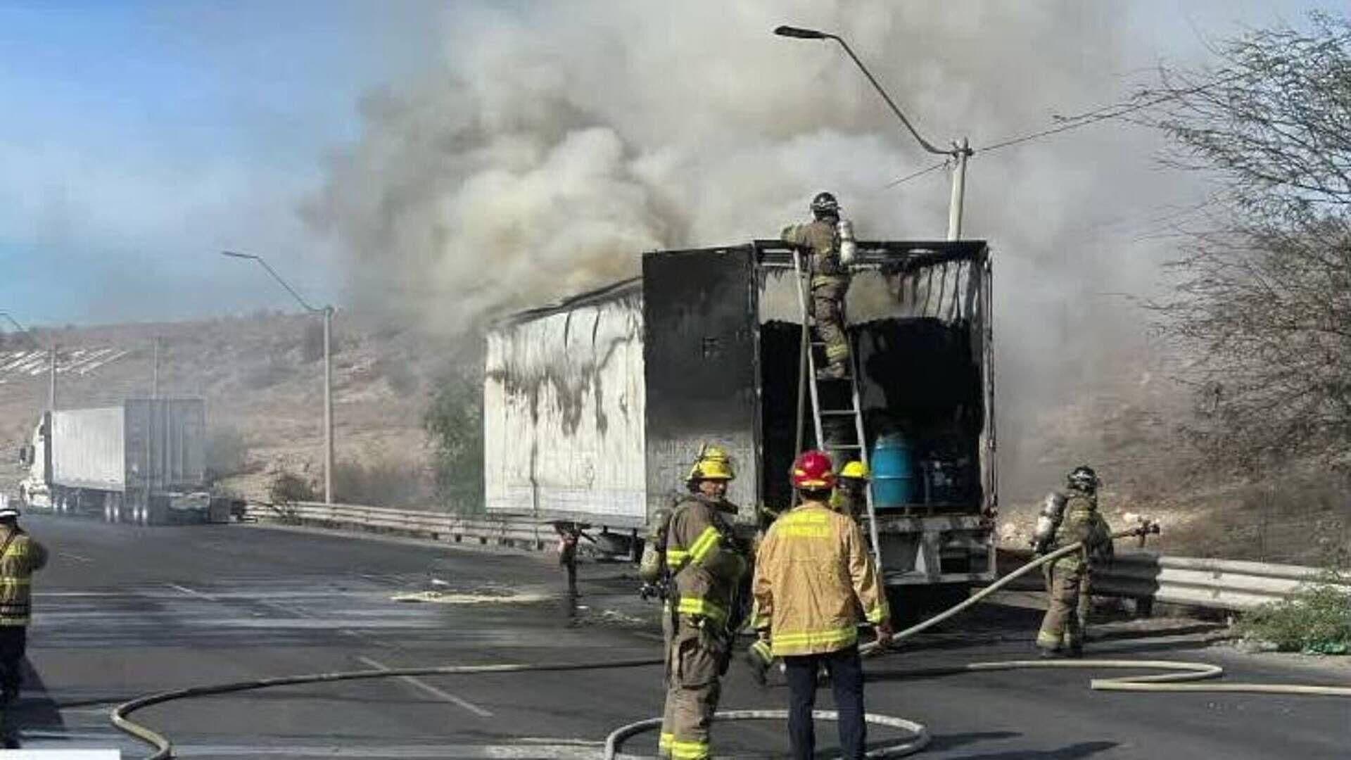 Arde en Llamas Tráiler Cerca del Vertedor de la Presa Abelardo L. Rodríguez