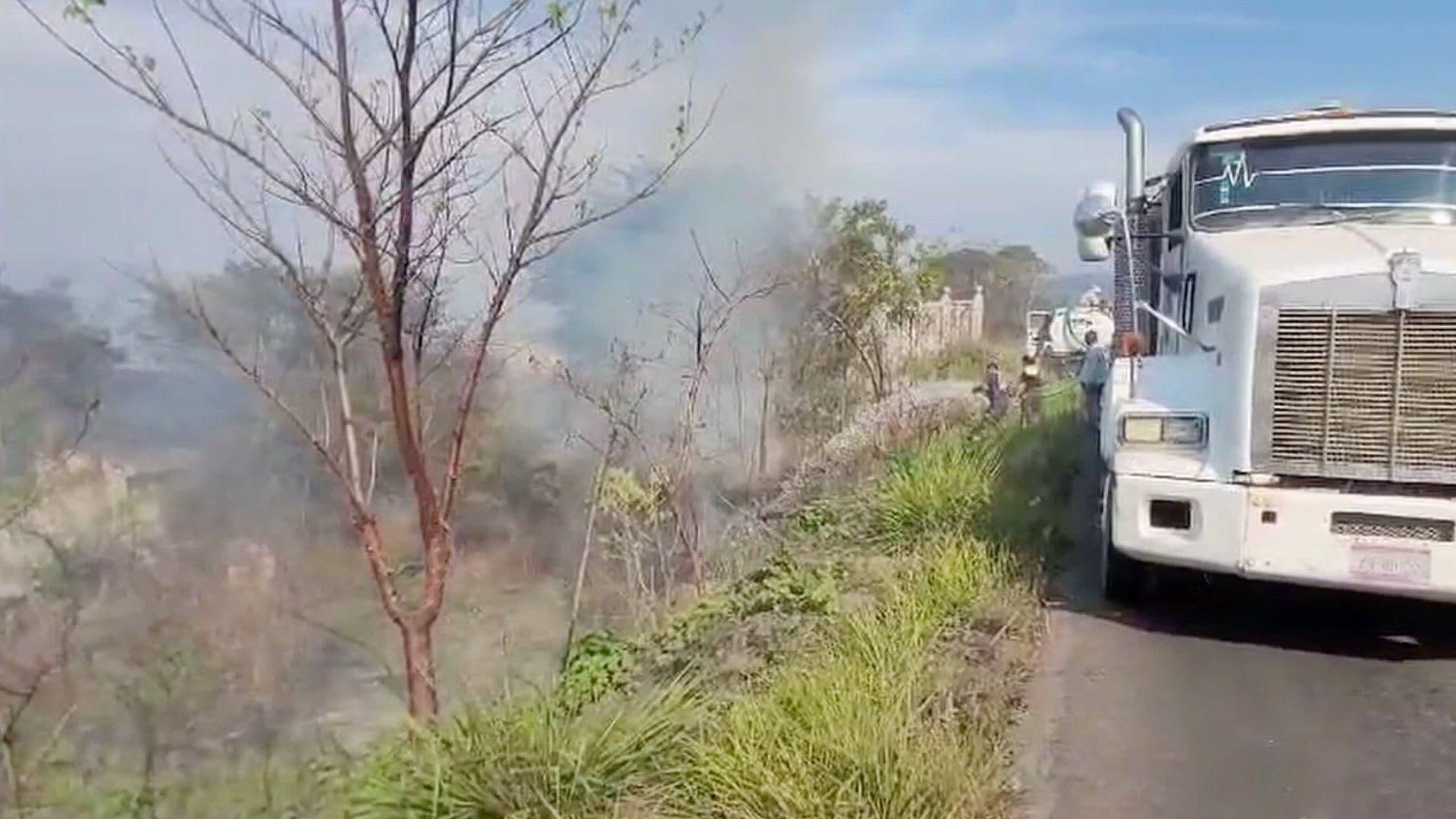 Cierre Parcial de carretera Xalapa-Alto Lucero por Incendio de Pastizal