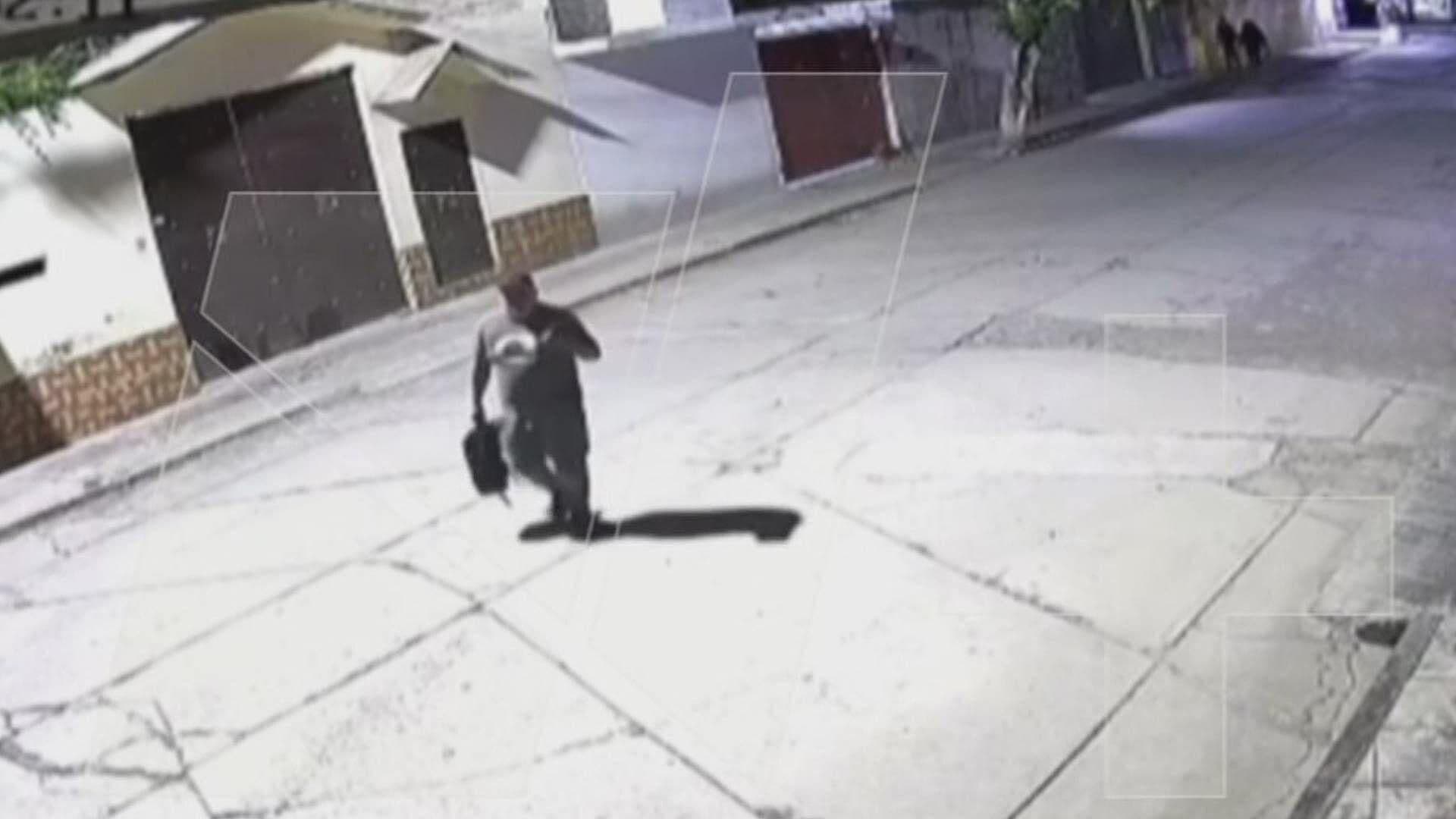 Momento Exacto en que Sujeto Lanza Explosivos a un Domicilio de Chiconautla, Edomex