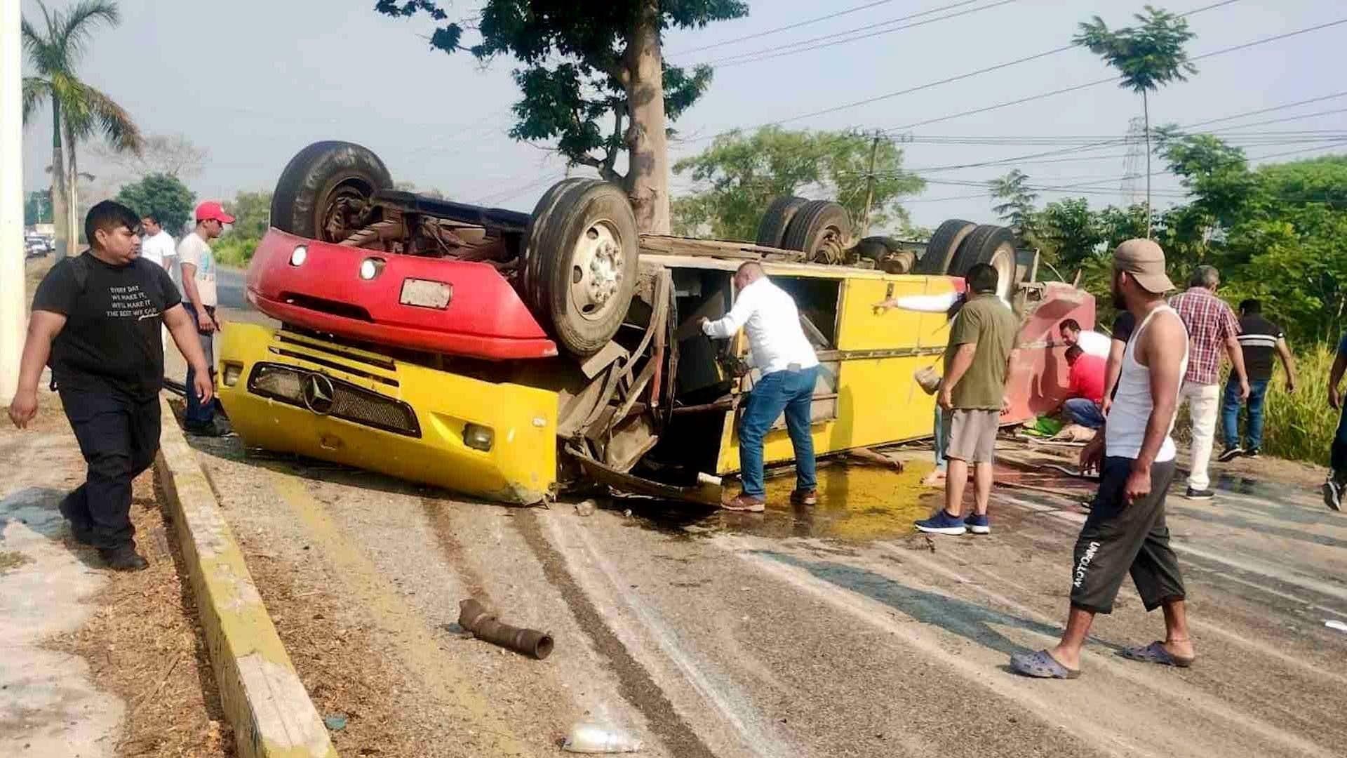 Vuelca Camión de Transporte Público en Carretera Villahermosa-Macuspana