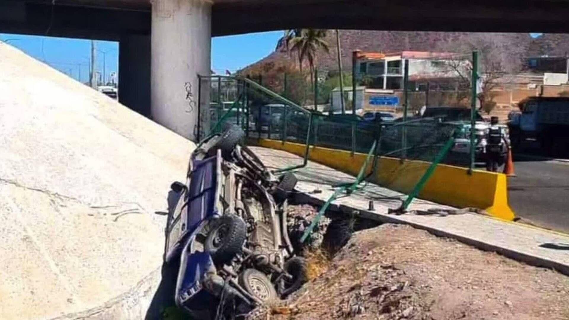 Adulto Mayor Cae del Puente Miramar en su Auto en Guaymas