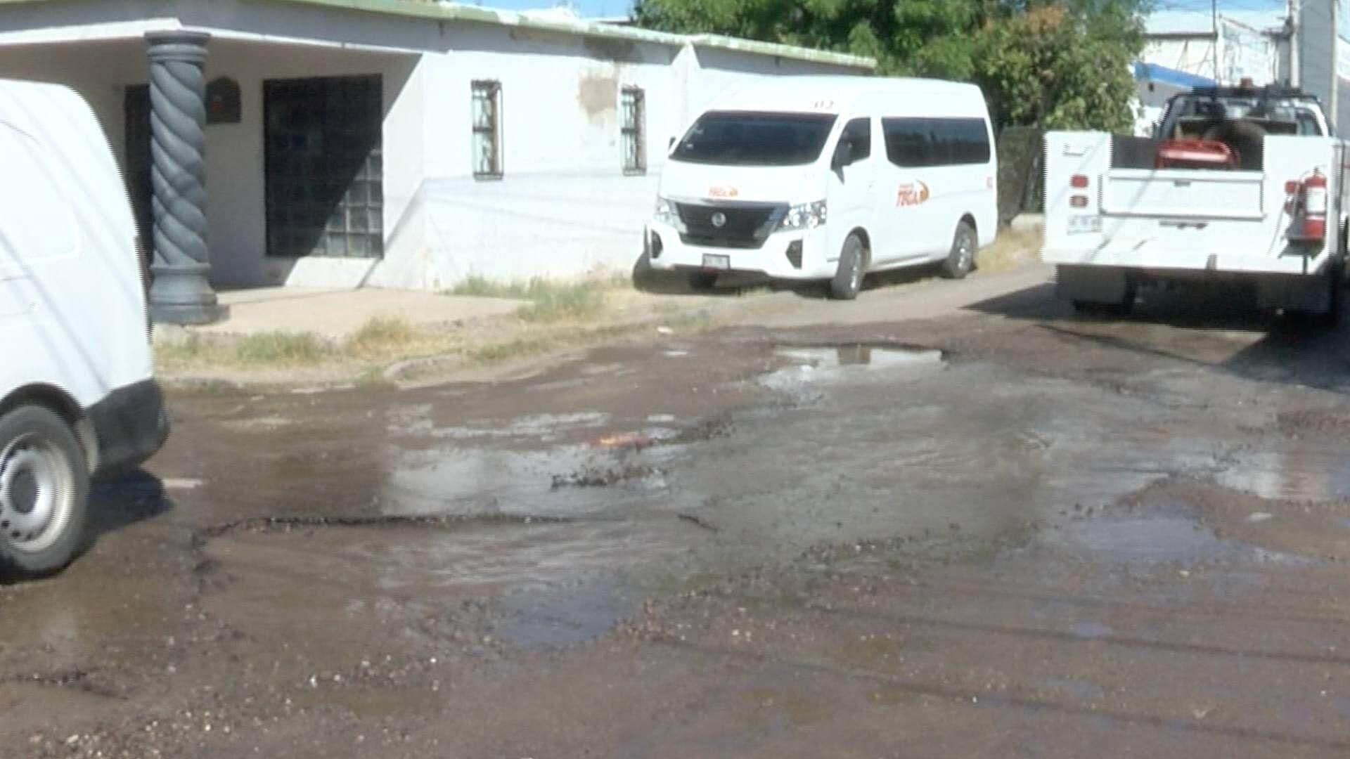Vecinos de Colonia Progresista, en Hermosillo, Molestos por Baches y Fugas