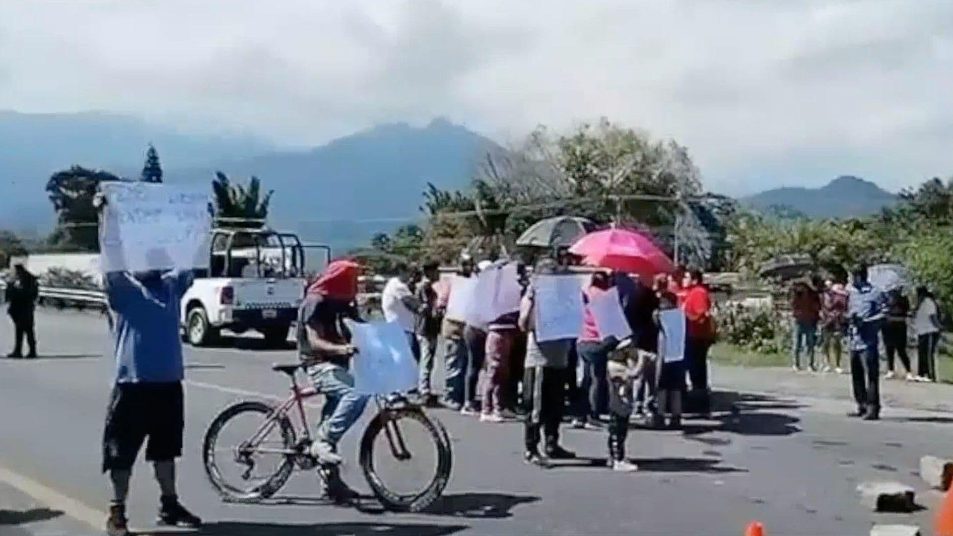 Habitantes de Huiloapan Bloquean Autopista Orizaba-Puebla
