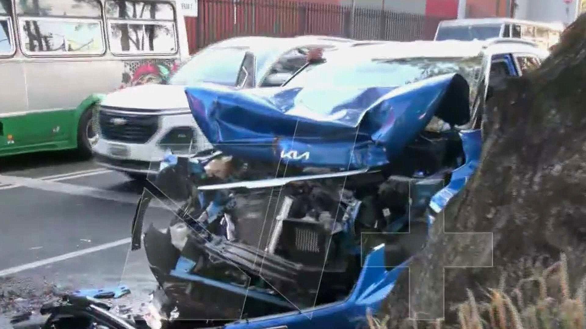 Auto se Impacta con Camión en Calzada Taxqueña, en la Alcaldía Coyoacán, CDMX