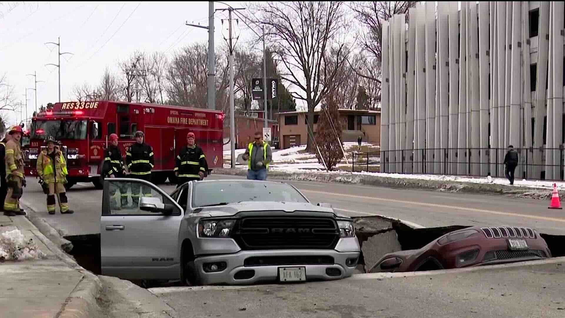 Socavón Traga Dos Vehículos en Cruce de Omaha, Nebraska; No Hubo Heridos