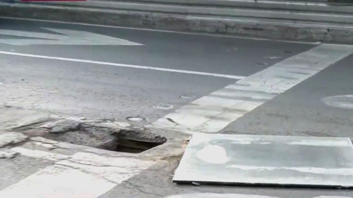 ¡Cuidado! Conductores Sufren para Evitar Caer a Hoyo en Arcos de Belén, CDMX