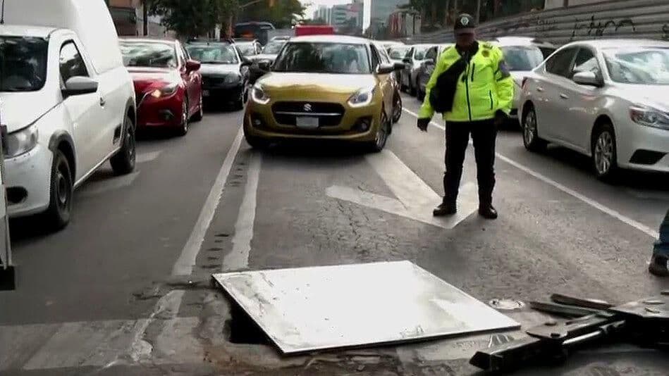 Reacomodan Placa Metálica en Arcos de Belén, alcaldía Cuauhtémoc