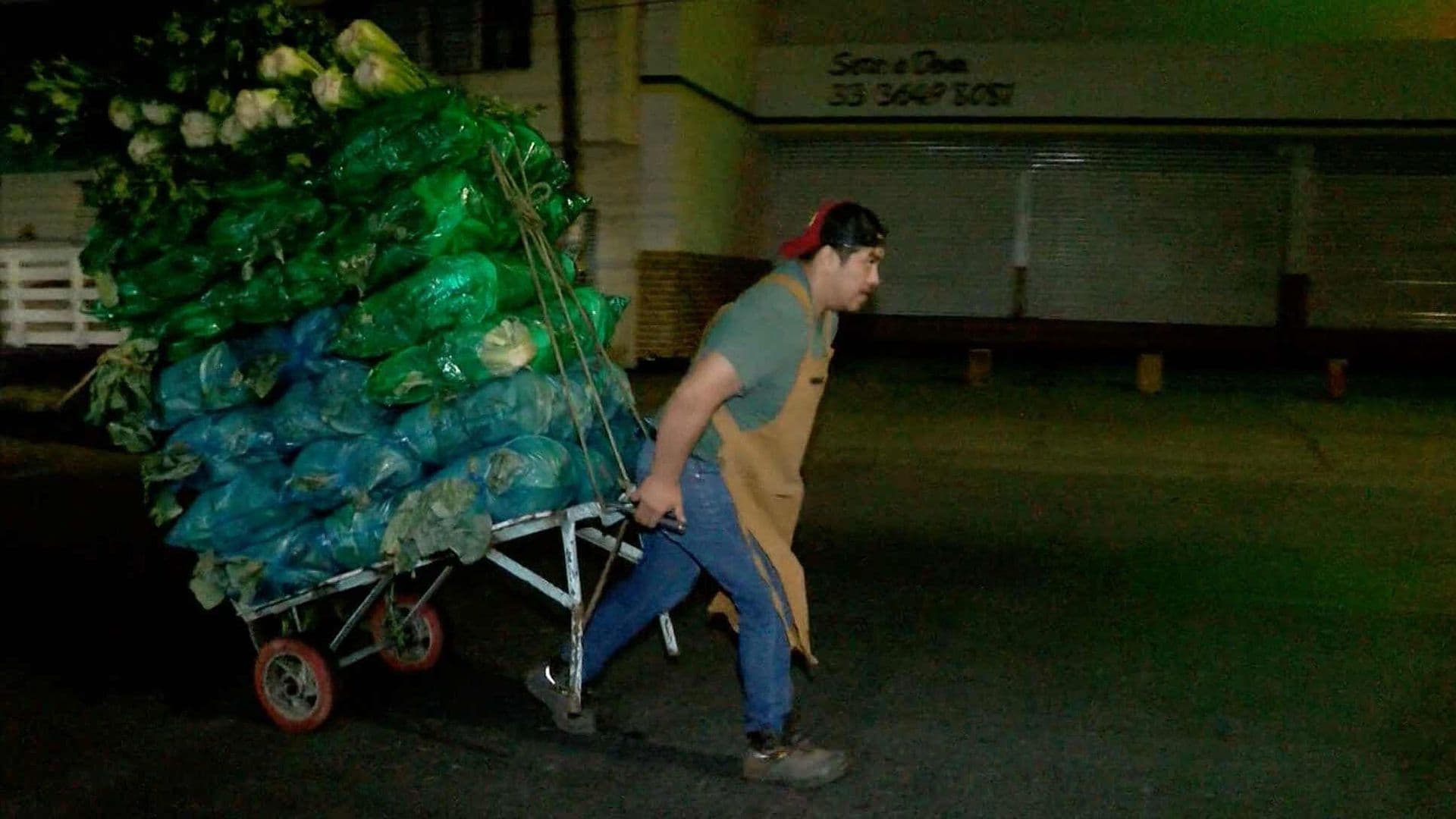 Cargadores del Mercado Felipe Ángeles Llevan Hasta 300 Kilos en Cada Diablito