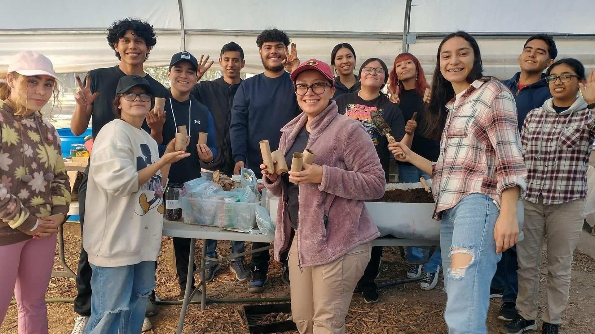 Futuros Médicos de Tijuana Aportan Prácticas en Huerto Urbano de la UABC