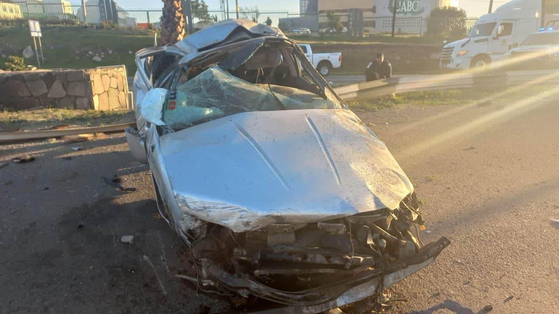 Pareja Lesionada Deja Aparatoso Choque Frente a UABC de Ensenada