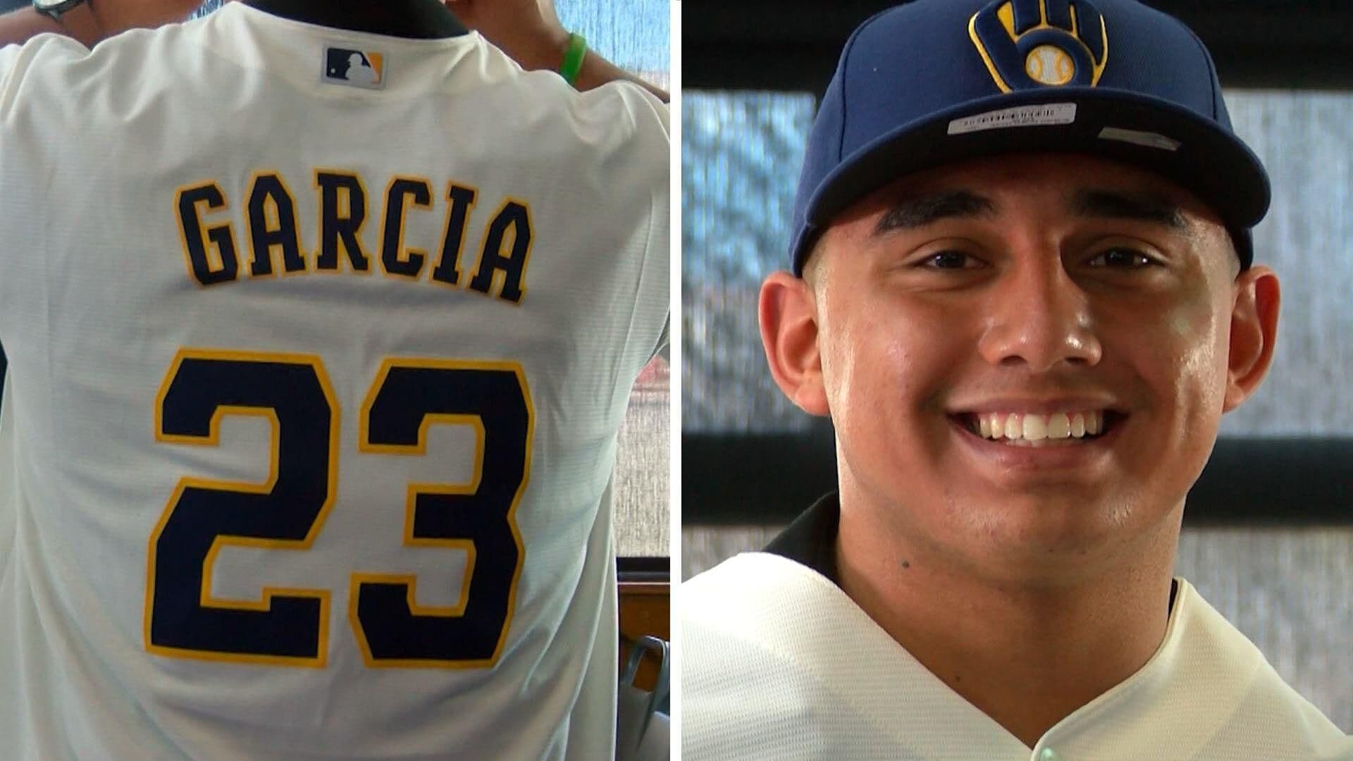 Joven Beisbolista de Ensenada Firma Contrato con Milwaukee Brewers de la MLB