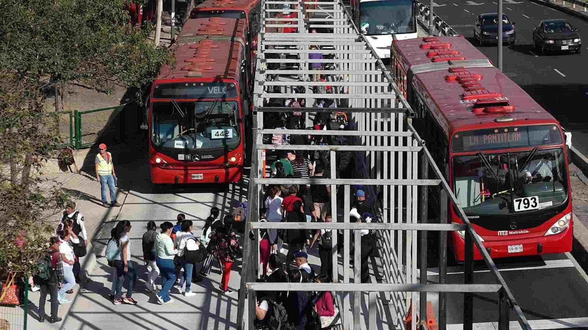 "Es Mucha Vuelta, Son 40 Minutos Más": Usuarios ante Cierre L9 del Metro