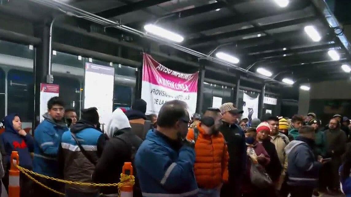 Por Segundo Día, Largas Filas para Abordar Transporte Alterno a la L9 del Metro