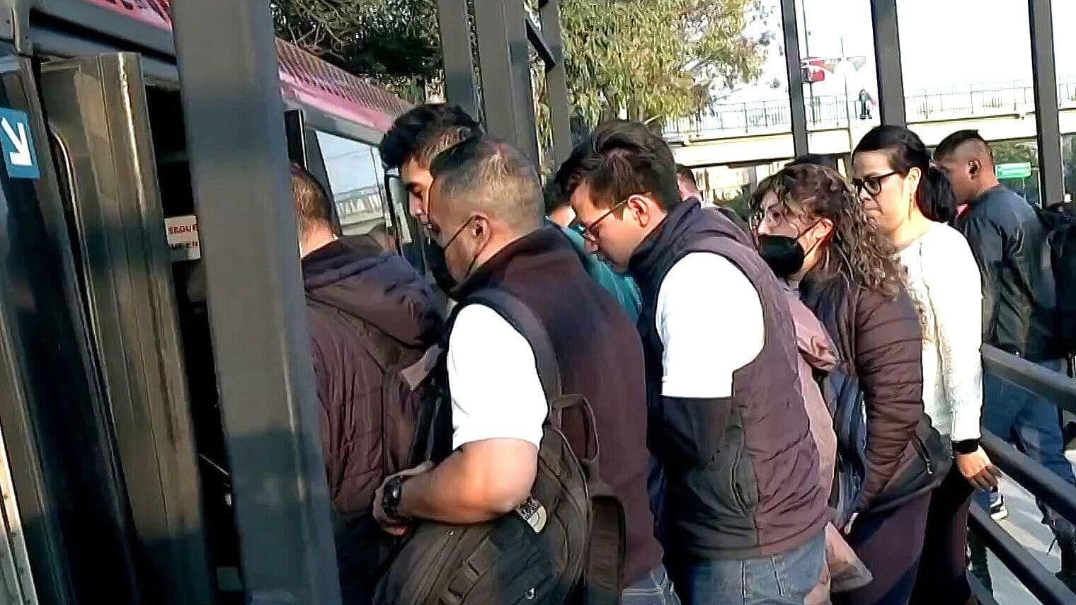Retrasos y Confusión, Así "Sobreviven" Usuarios tras Cierre de L9 del Metro