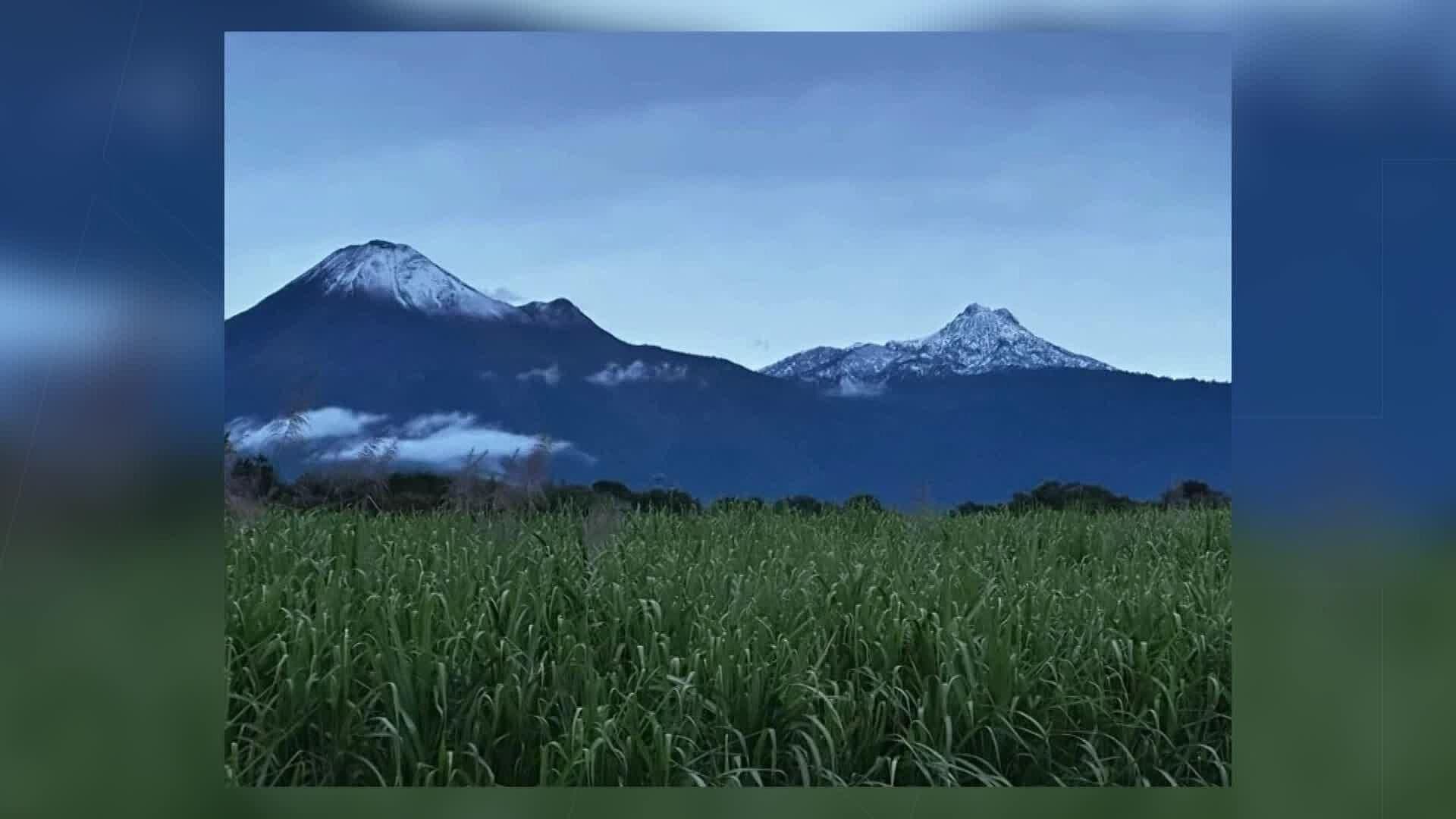 El Parque Nacional Nevado de Colima y el Volcán de Fuego Amanecieron de Blanco