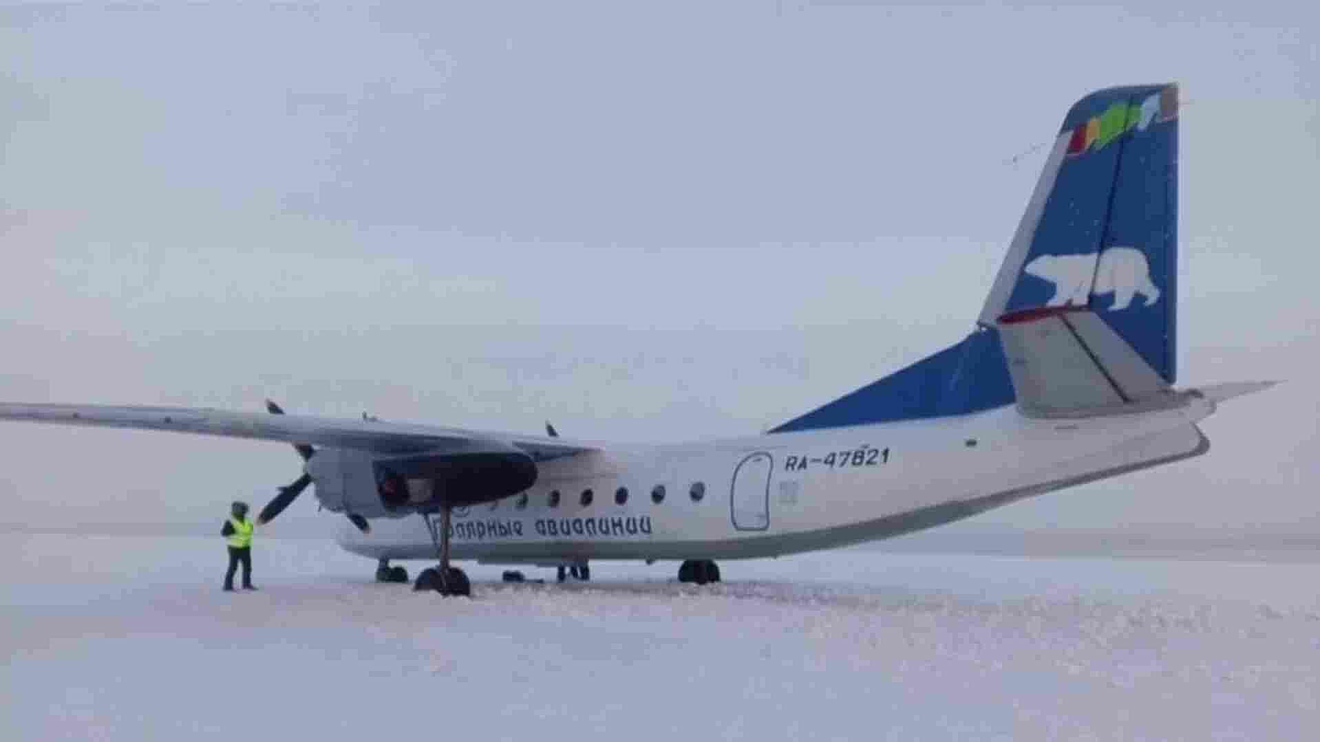 ¿Primera Chamba? Piloto Aterriza Avión en Río Congelado