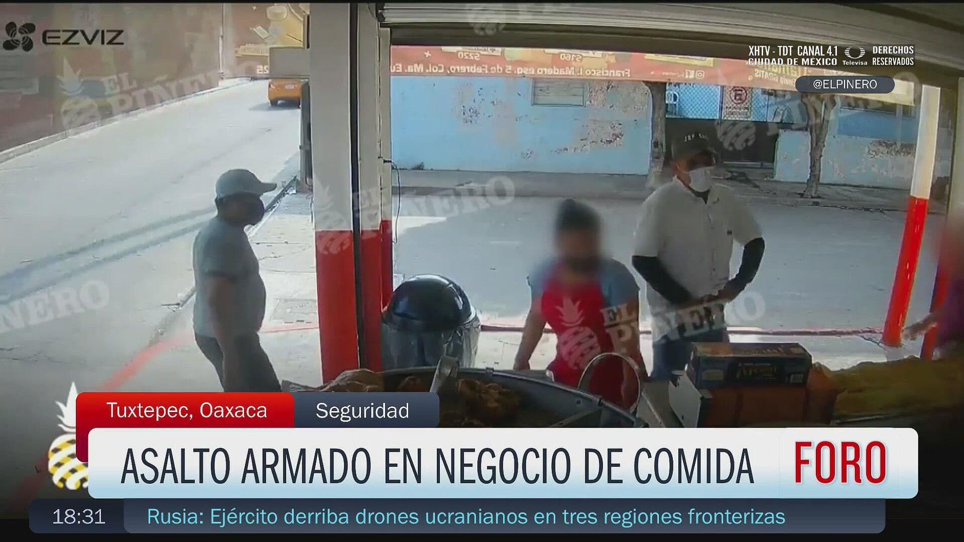 Cámara de Seguridad Capta Asalto de Dos Hombres Armados a Negocio de Comida en Tuxtepec