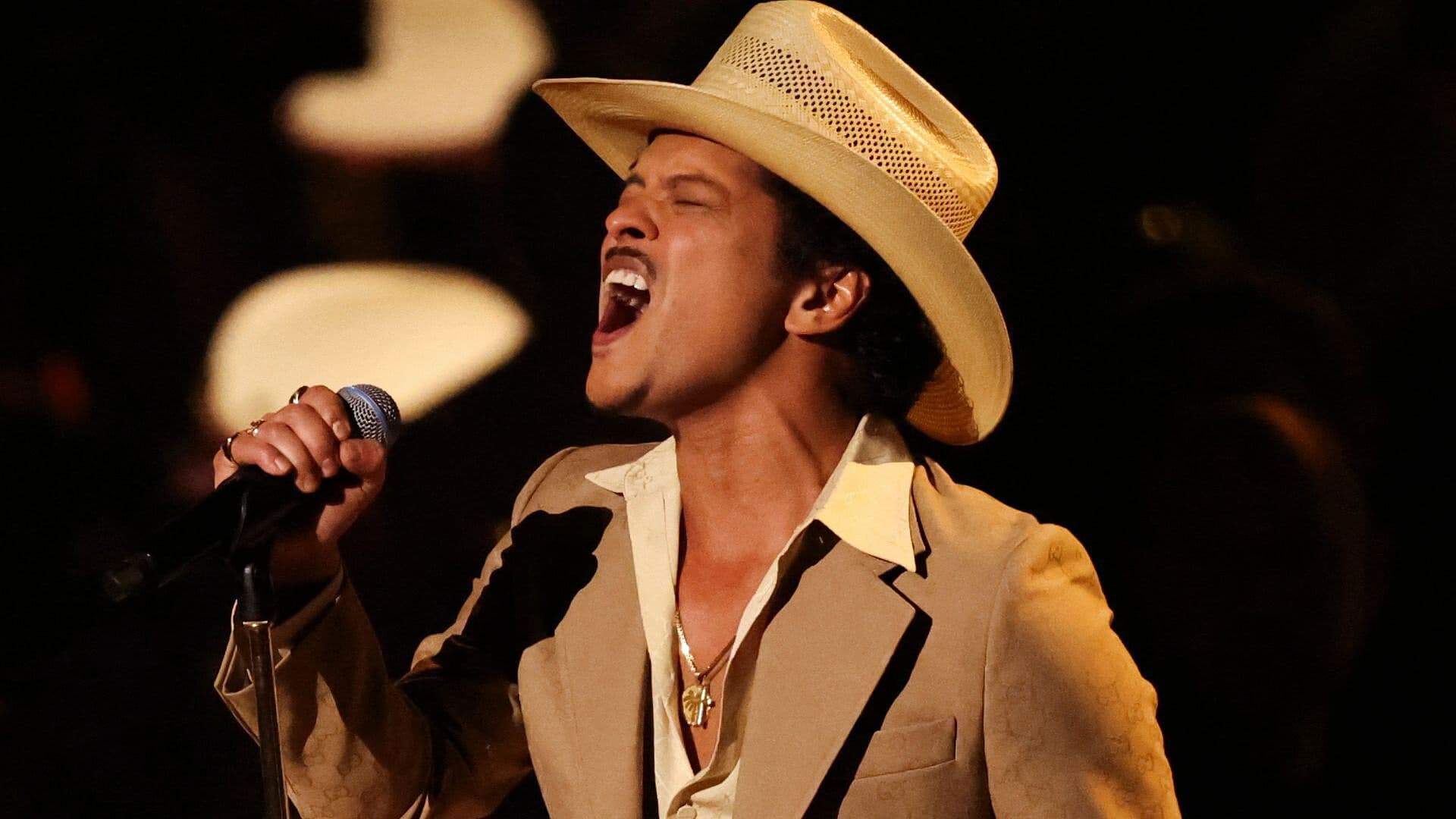 Bruno Mars Lanza Canción ‘Risk It All’ con Mariachi ‘Los Criollos de Guadalajara’
