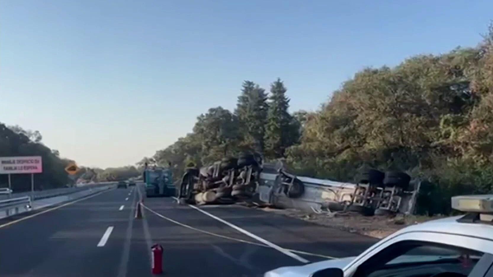 Vuelca Pipa con Gasolina en la Autopista La Pera-Cuautla