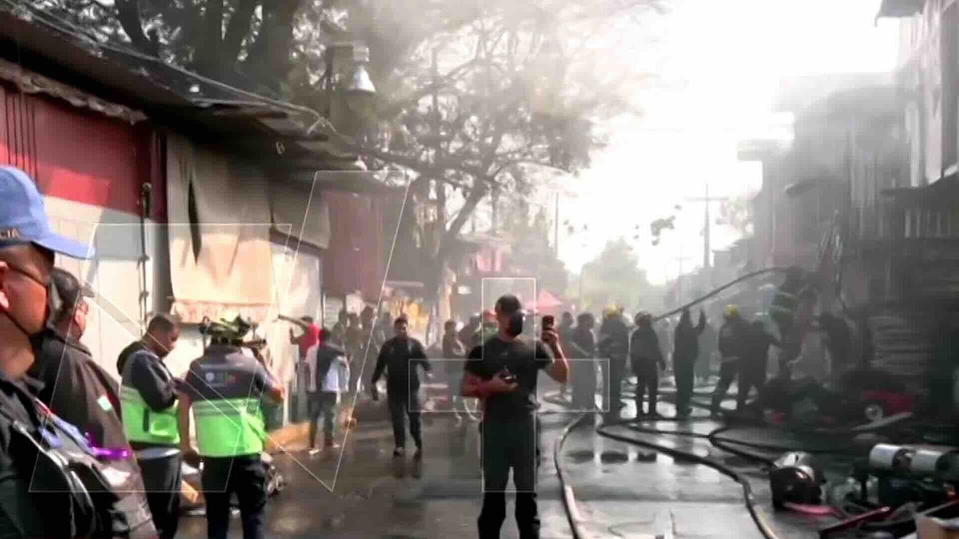 Incendio Arrasó Puestos Comerciales en San Felipe de Jesús, Gustavo A. Madero, CDMX