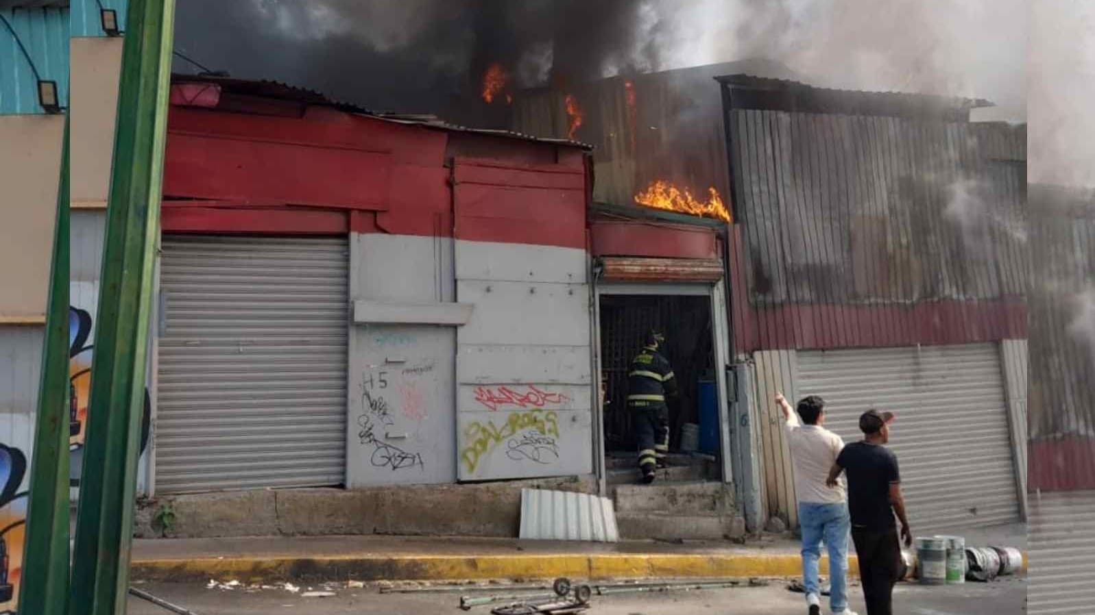 Incendio Consume Accesorias en la Colonia San Felipe de Jesús, Gustavo A. Madero