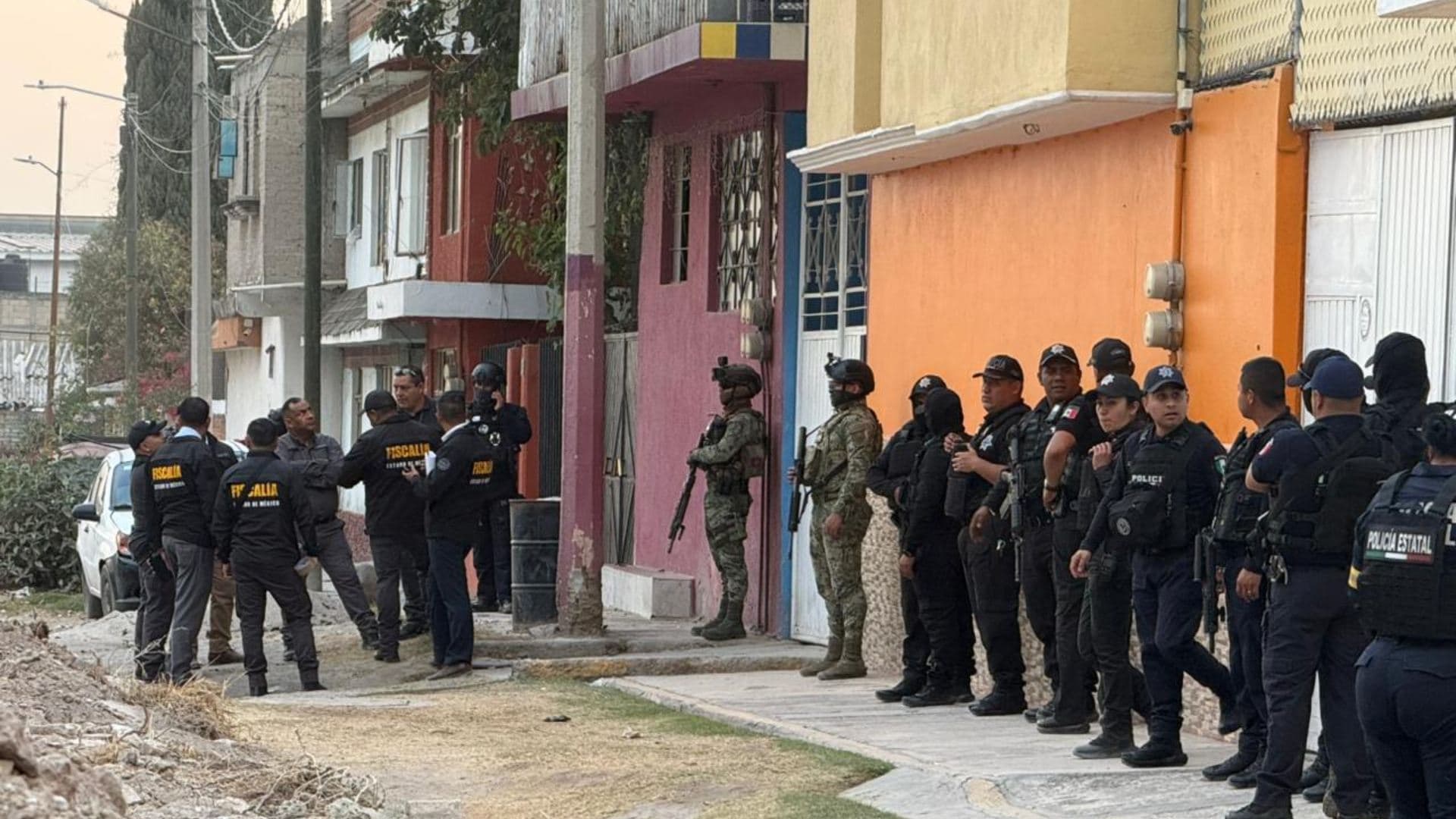 De Explosivos a Uniformes Falsos: Esto Hallaron en Cateo a Vivienda en Chiconautla, Edomex