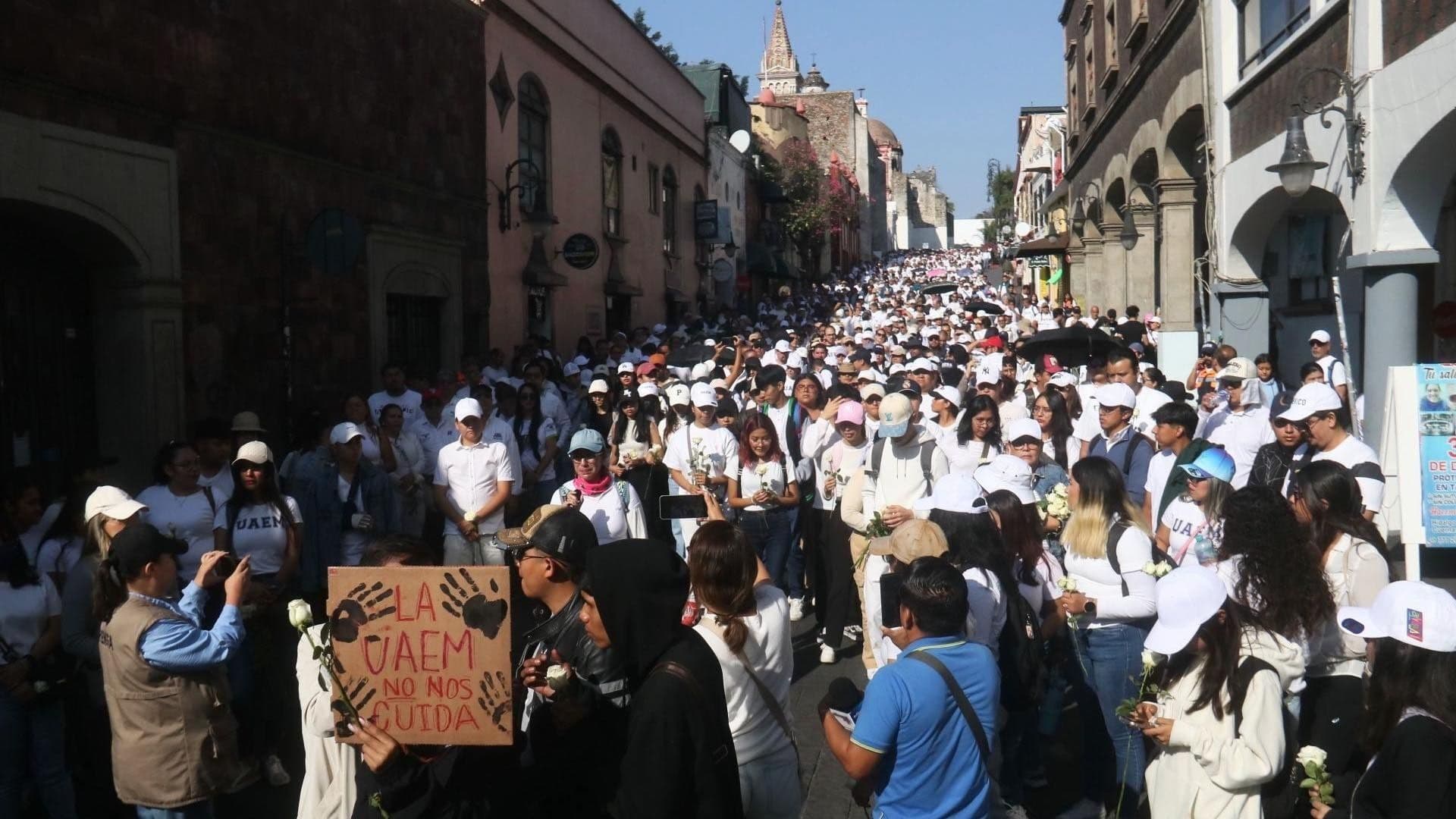 Protesta por Kimberly Joselín: Alumnos de la UAEM Vandalizan Palacio de Gobierno en Cuernavaca