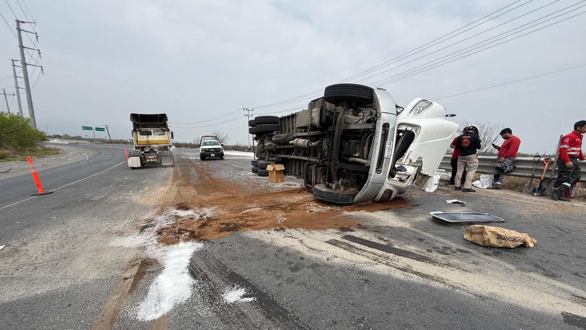 Tráiler Vuelca y Provoca Cierre de Carretera a Colombia en Salinas Victoria, NL; Hay Un Herido