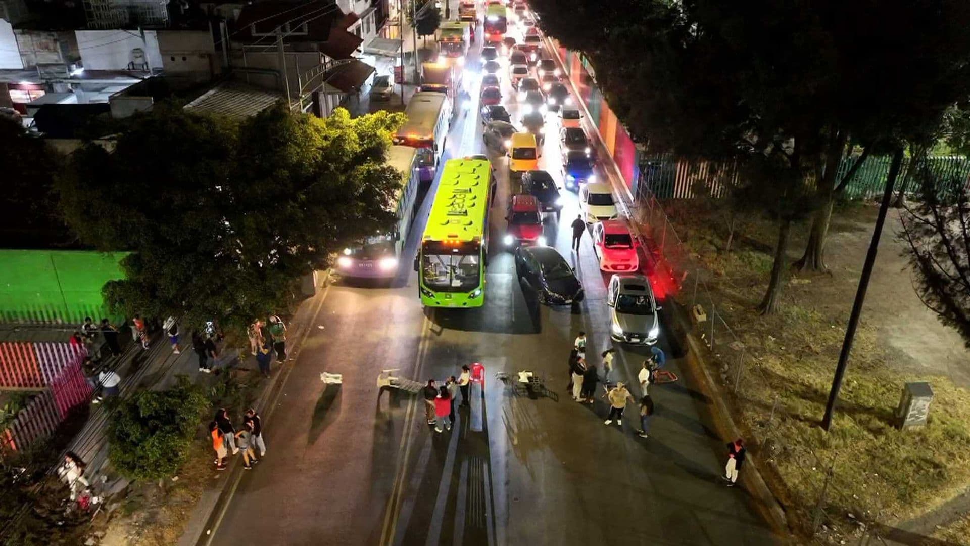 "Los Arrastraron": Bloquean Periférico Oriente por Detención de Vendedores de Tepache en CDMX