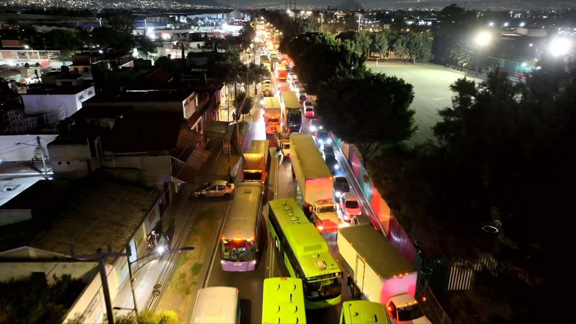 Suman 5 Horas Bloqueo en Periférico Oriente y Canal de San Juan; Desde el Aire Así se ve el Tráfico por "Tepacheros"