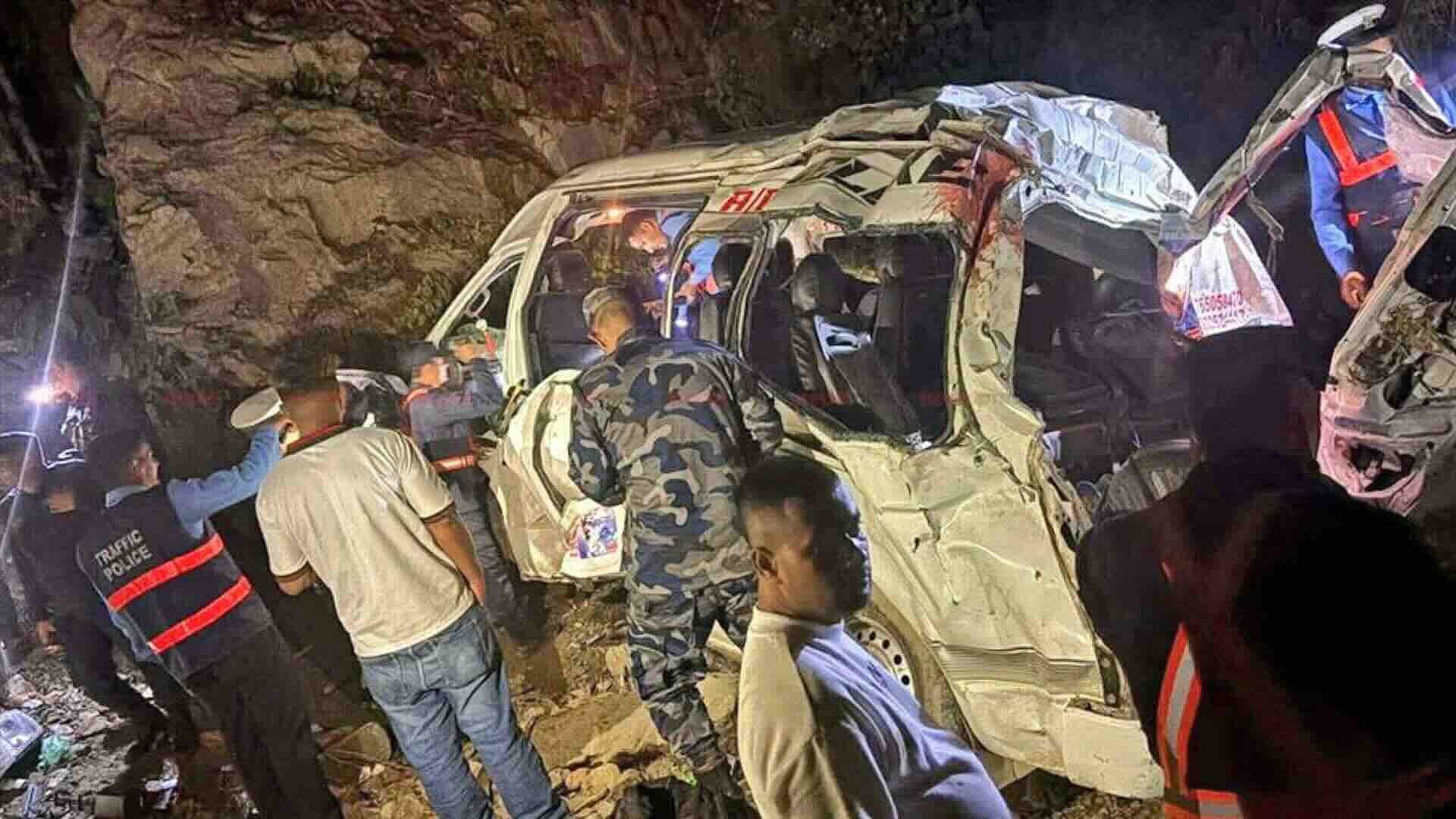 Trágico Accidente de Autobús en Nepal Deja 7 Muertos y 9 Heridos entre Peregrinos