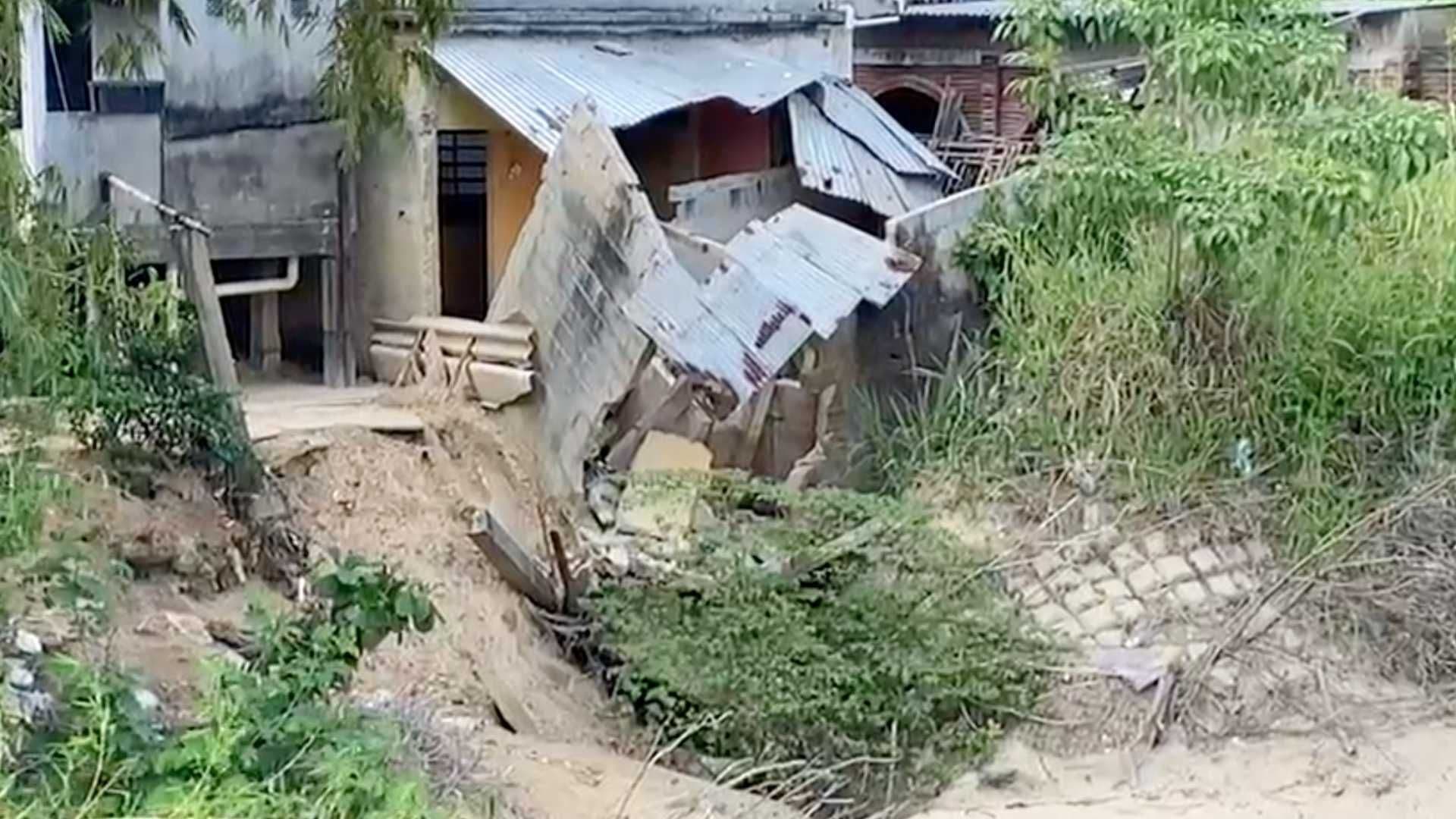 Viviendas se Derrumban por Crecida de Arroyo Agua Dulce al Sur de Veracruz