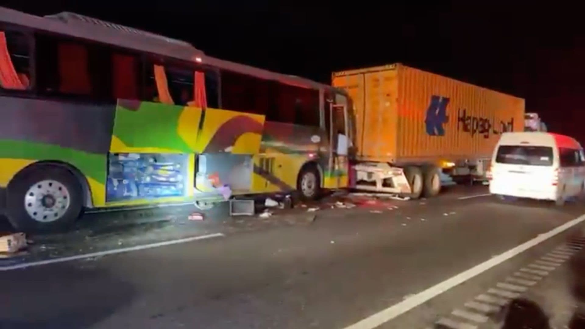 Autobús Choca con Tráiler y Más de Ocho Pasajeros Resultan Lesionados en Cosamaloapan