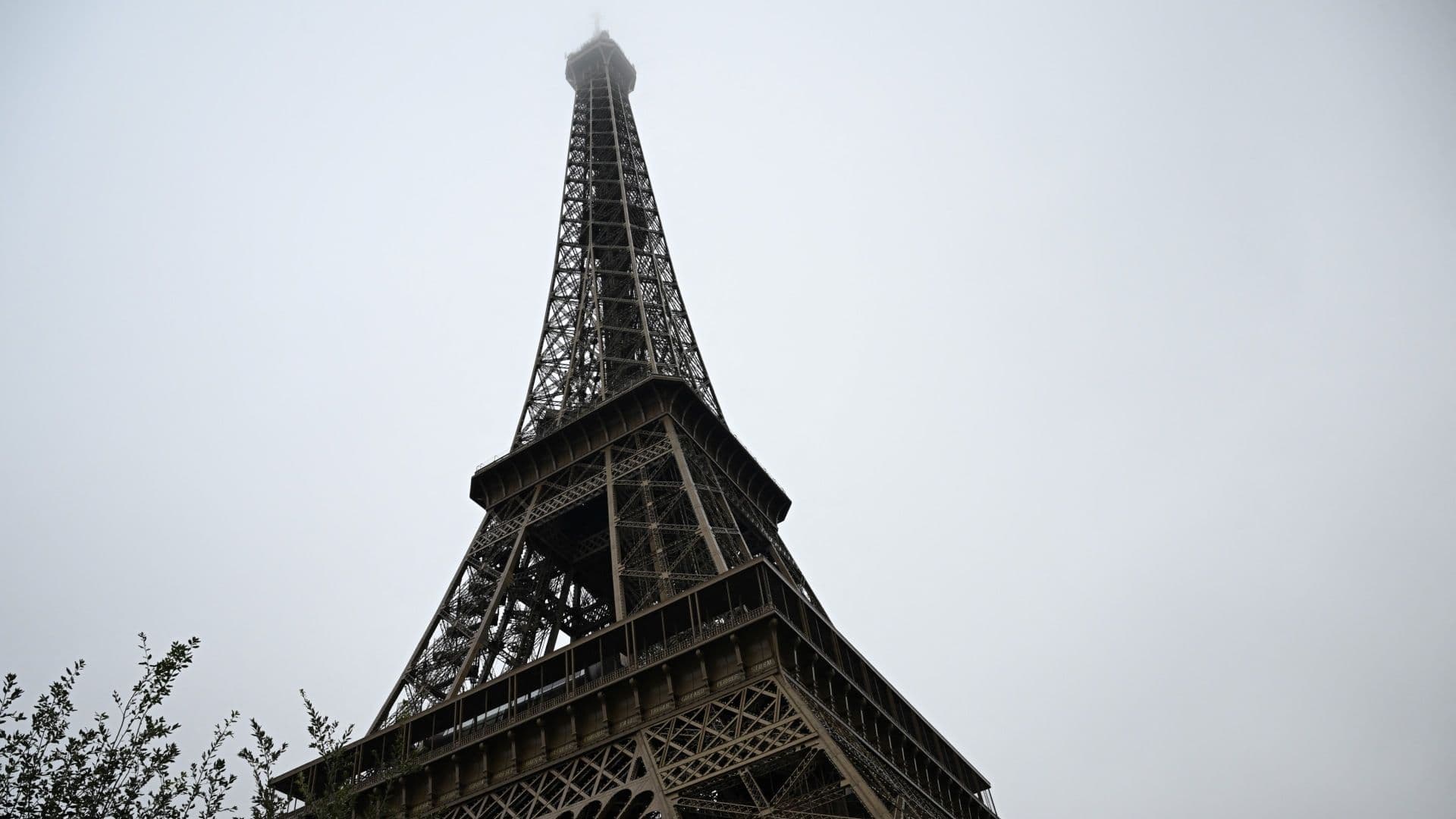 ¿Qué Pasó en la Torre Eiffel? Se Encienden las Alarmas en París Previo a Nochebuena