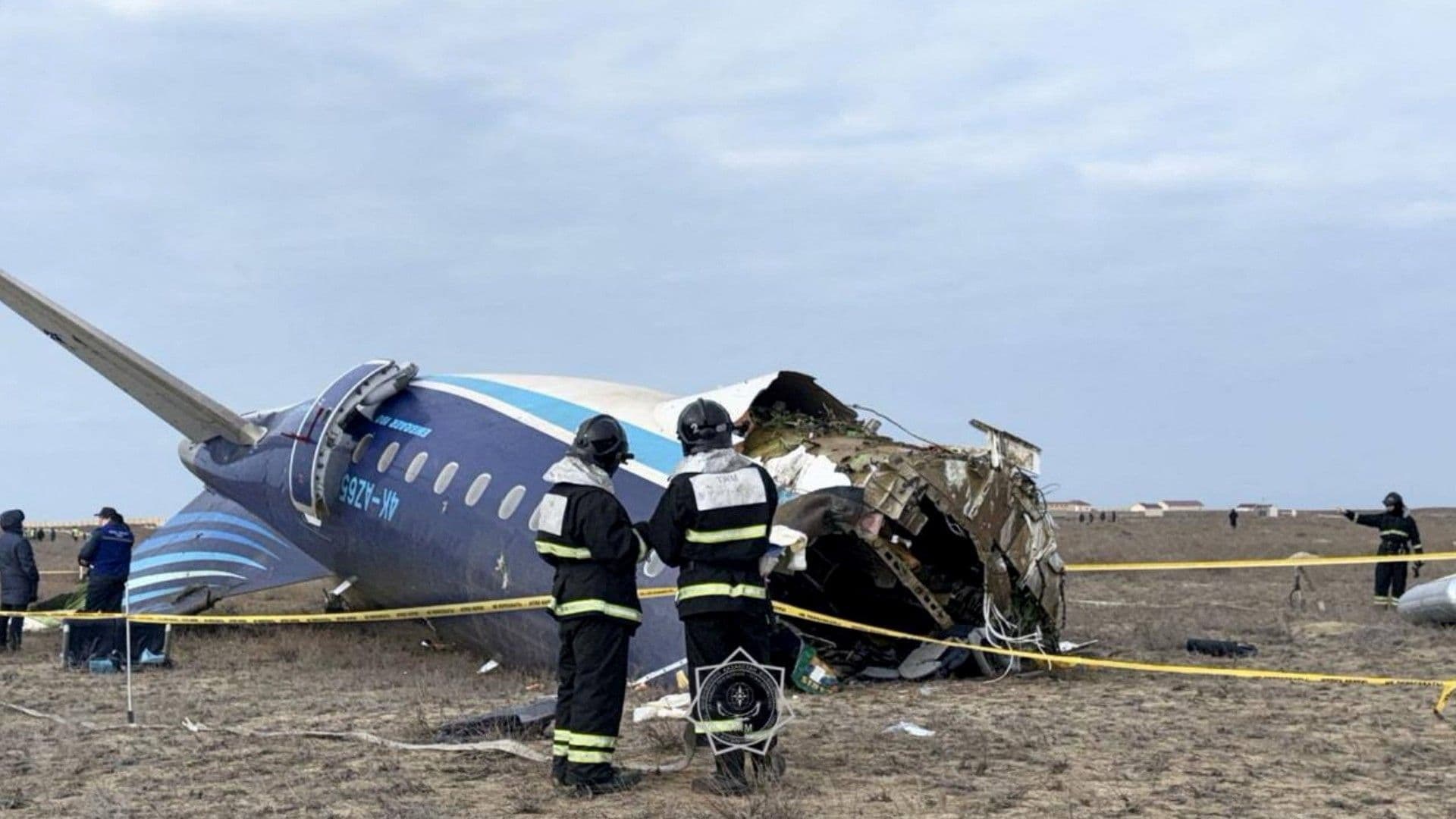 Así Fue Desplome de Avión que Dejó Varios Muertos en Kazajistán: Videos Muestran Sobrevivientes