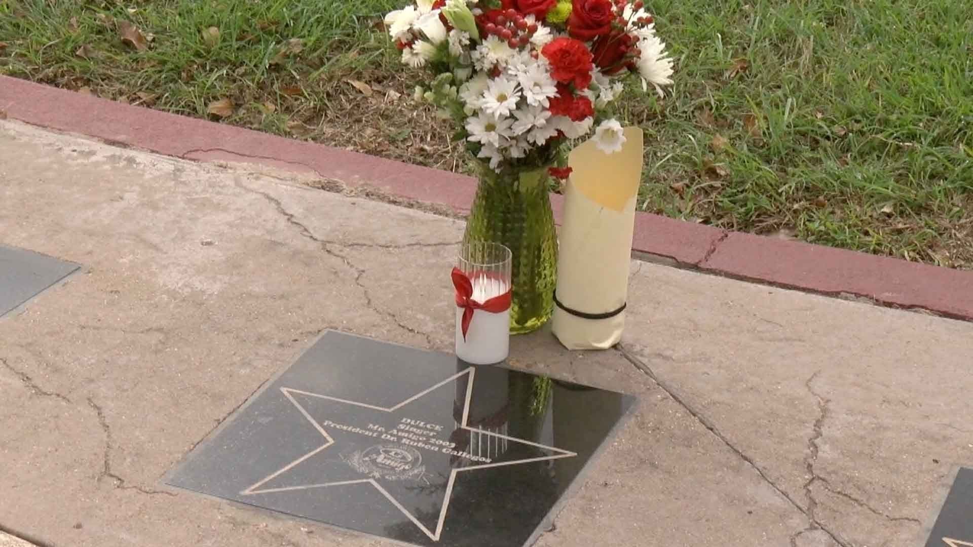 Seguidores de Dulce Dejan Veladoras y Flores en su Estrella del Paseo de la Fama en Texas