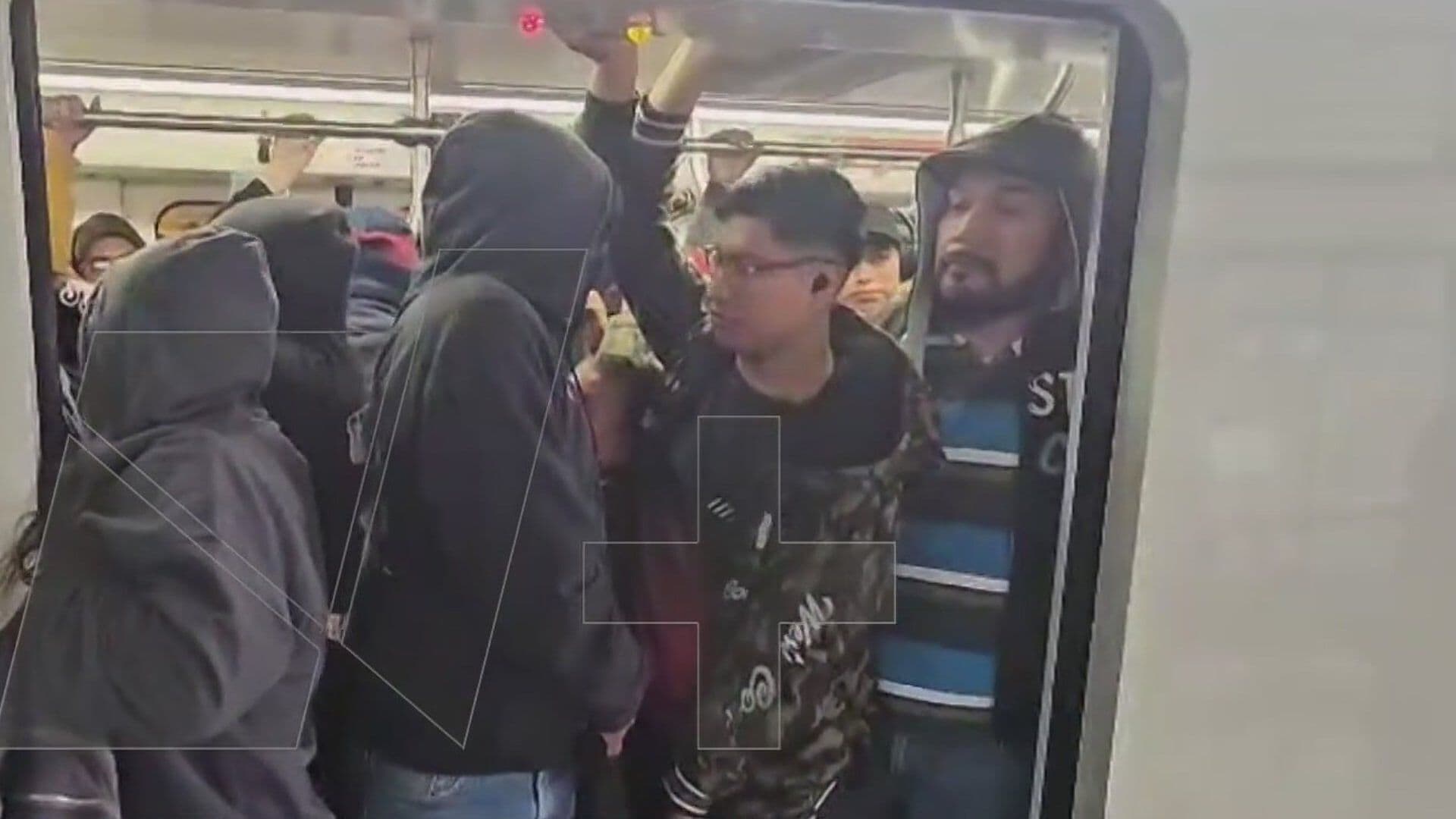 Saturan Usuarios El Metro por Fallas y Retraso de Trenes en Estación Aztlán del Metro