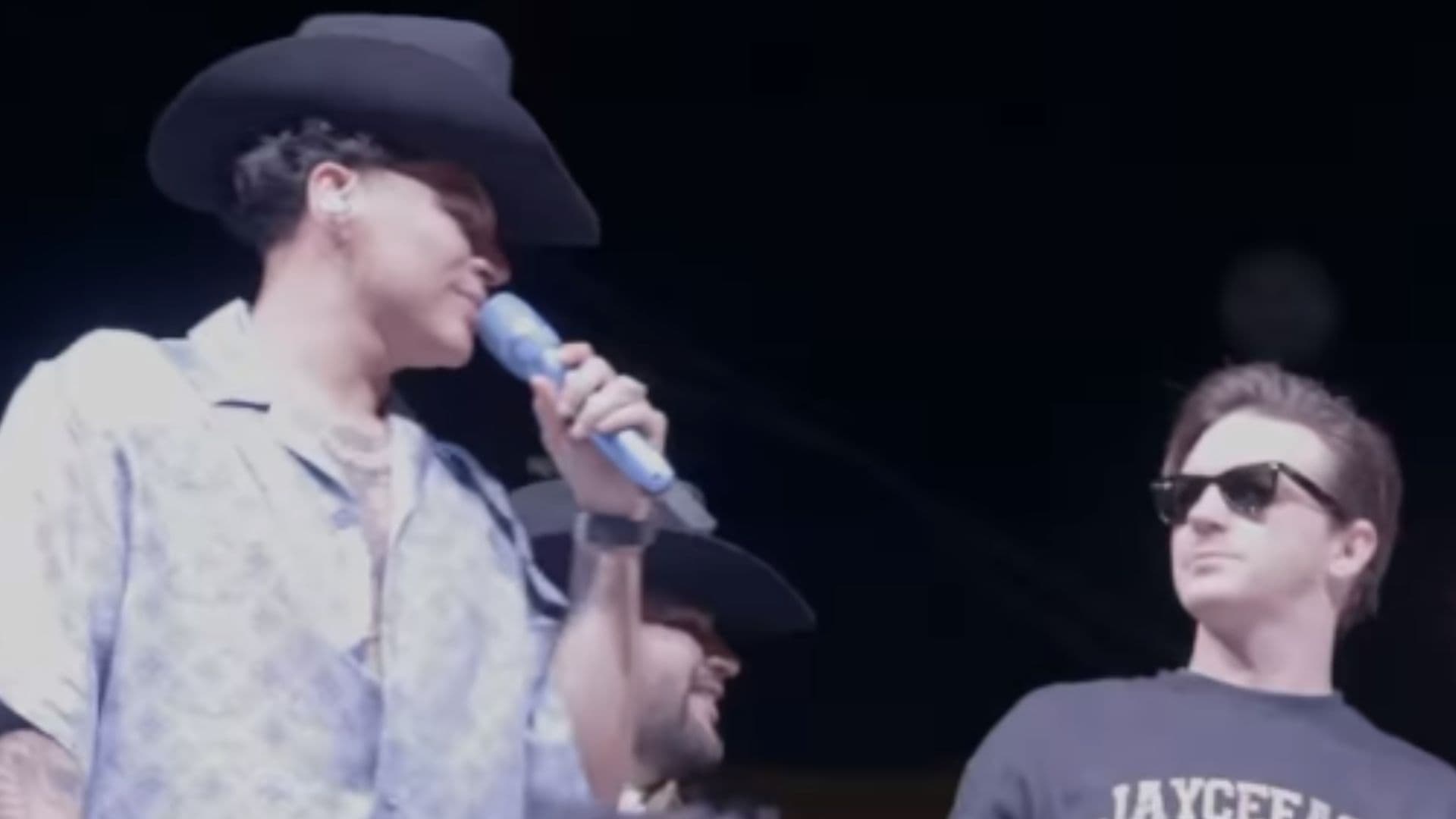 Video | Grupo Firme Invita al Escenario a Drake Bell en Carnaval de Autlán, Jalisco
