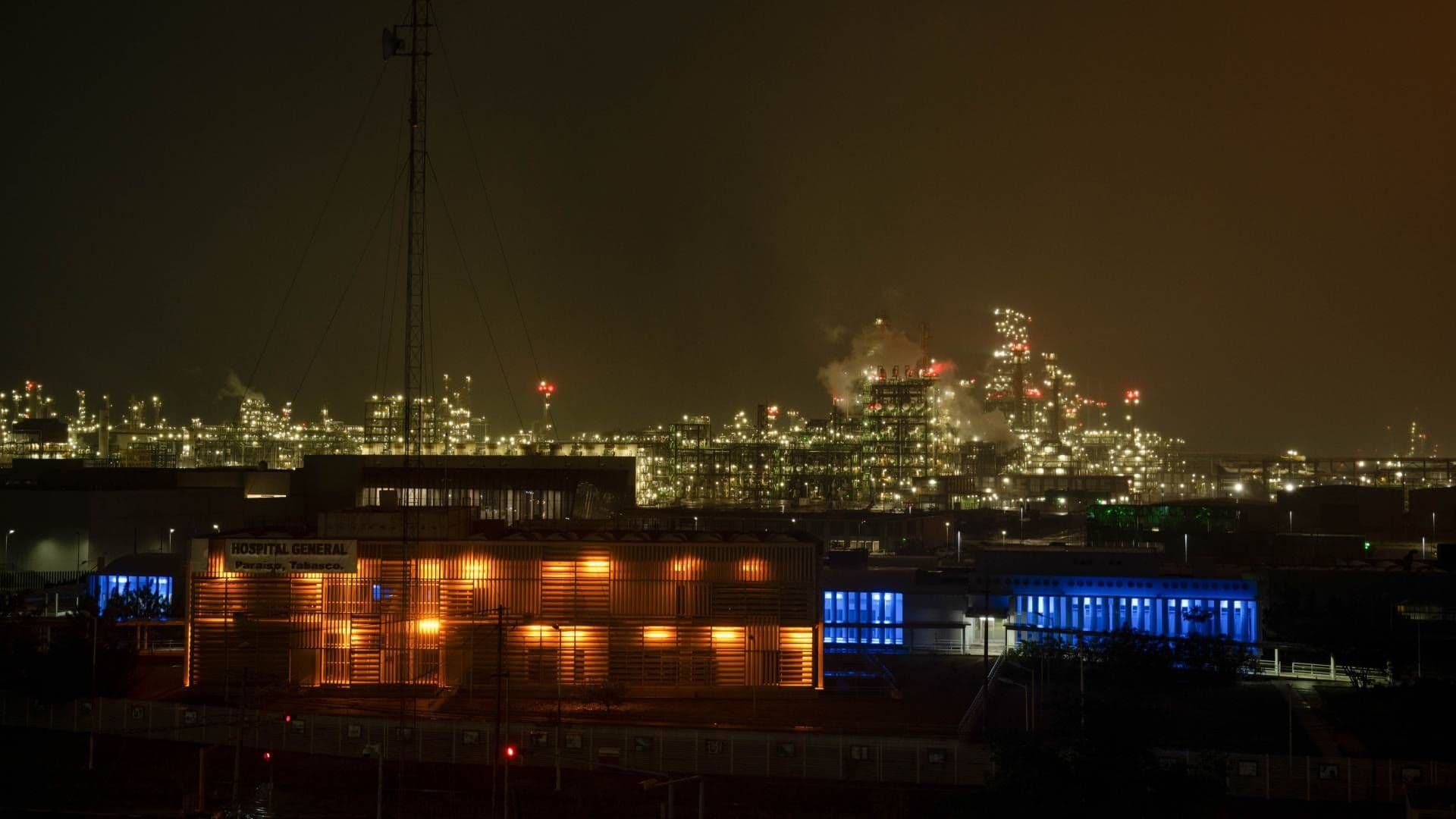 FGR Investigará Incendio en Exterior de Refinería Olmeca en Dos Bocas, Informa Sheinbaum