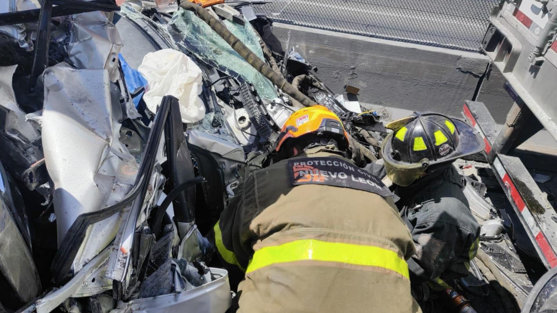 Pareja Queda Atrapada en Auto Tras Choque en Ciénega de Flores, Nuevo León