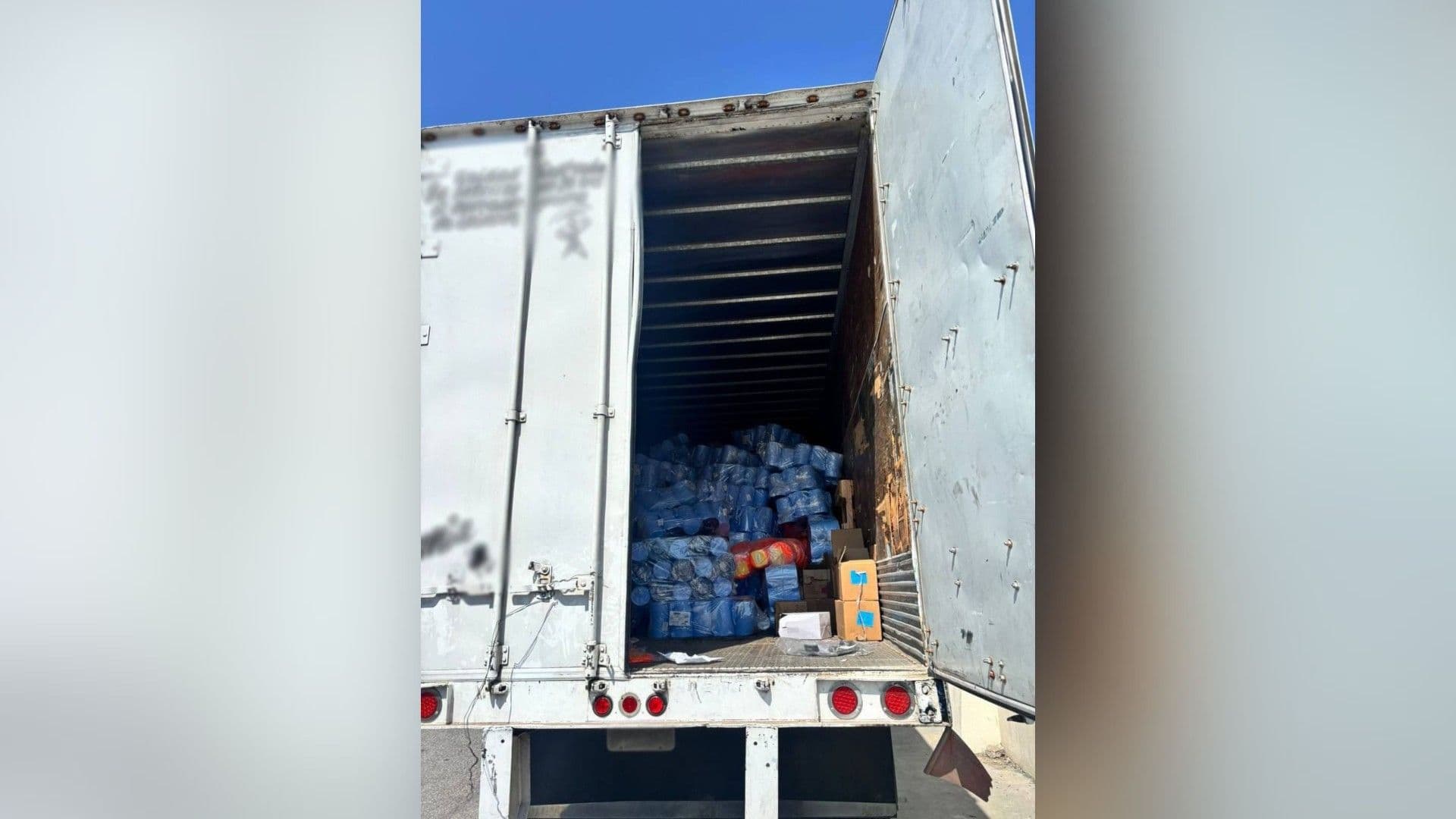 Roban Tráiler Cargado con Recipientes de Plástico y lo Recuperan en la Autopista Puebla-Orizaba