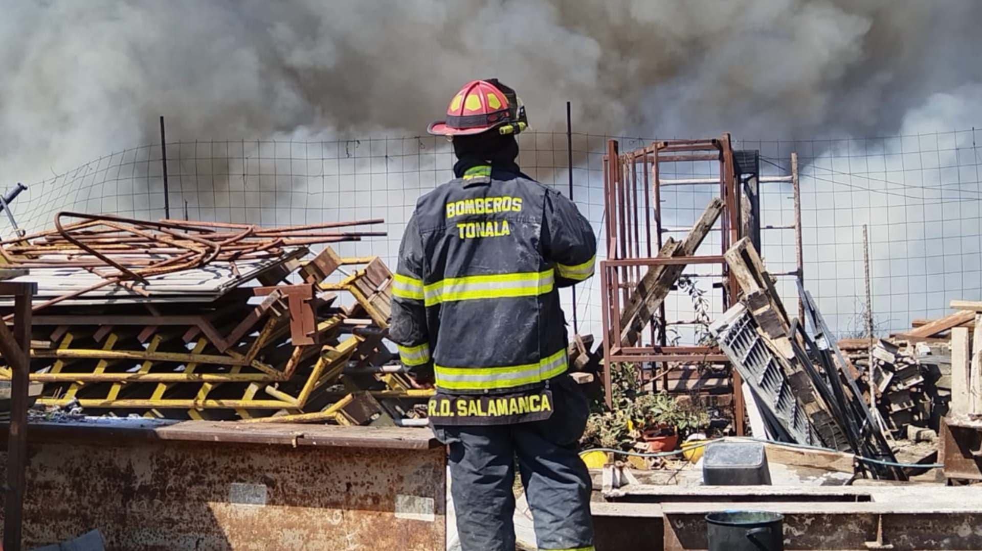 Fuerte Incendio en Recicladora de la Colonia La Noria en Tonalá