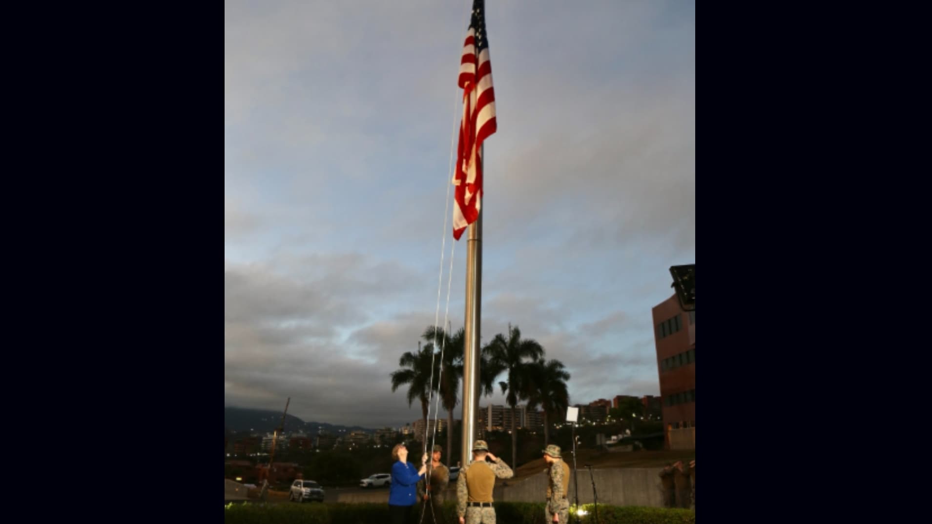 Izan Bandera de Estados Unidos en Embajada en Caracas 7 Años Después de Ser Retirada
