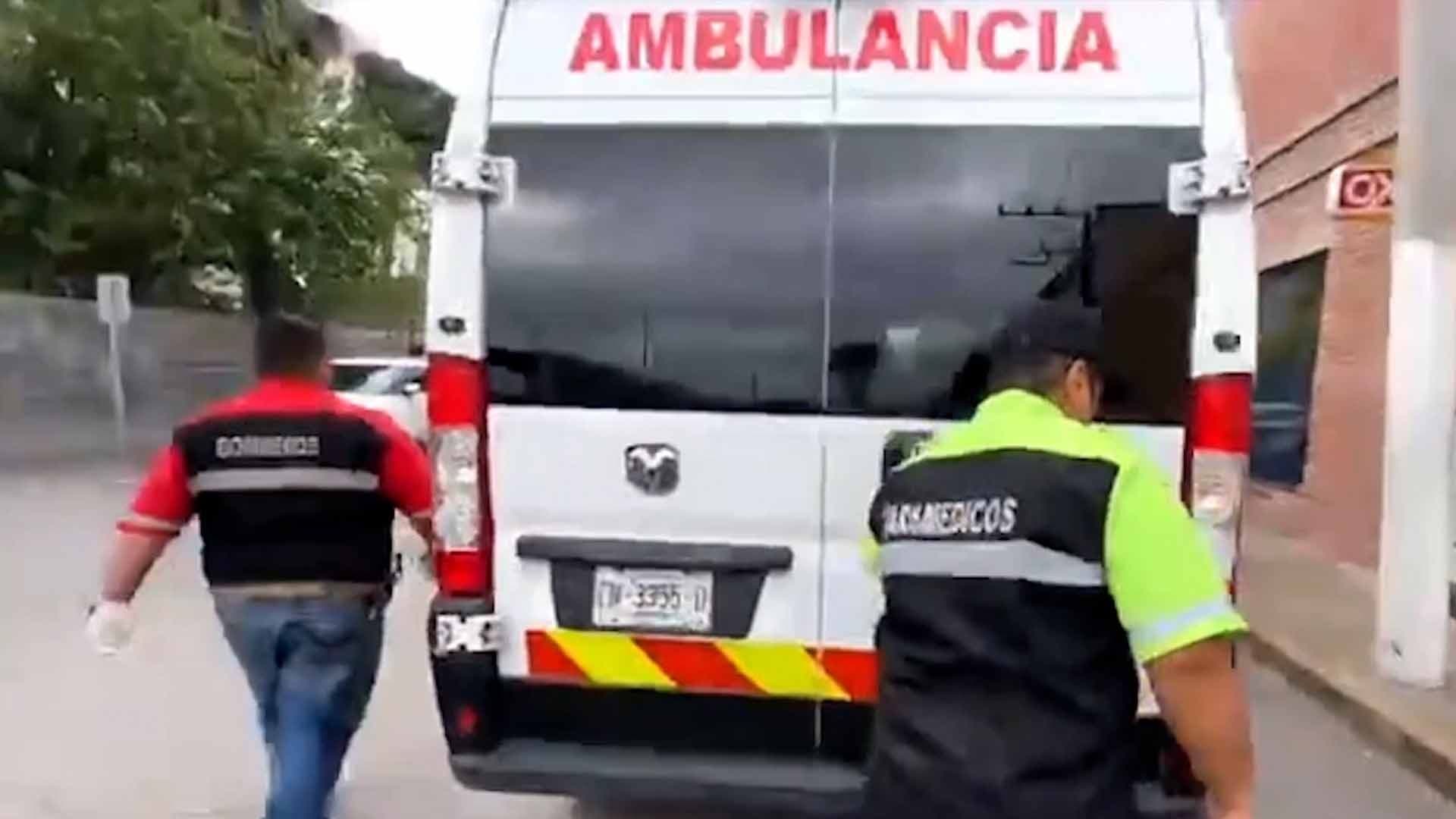 Hombre es Arrollado por Taxista al Salir del SAT en Piedras Negras; Sufre Fractura Expuesta